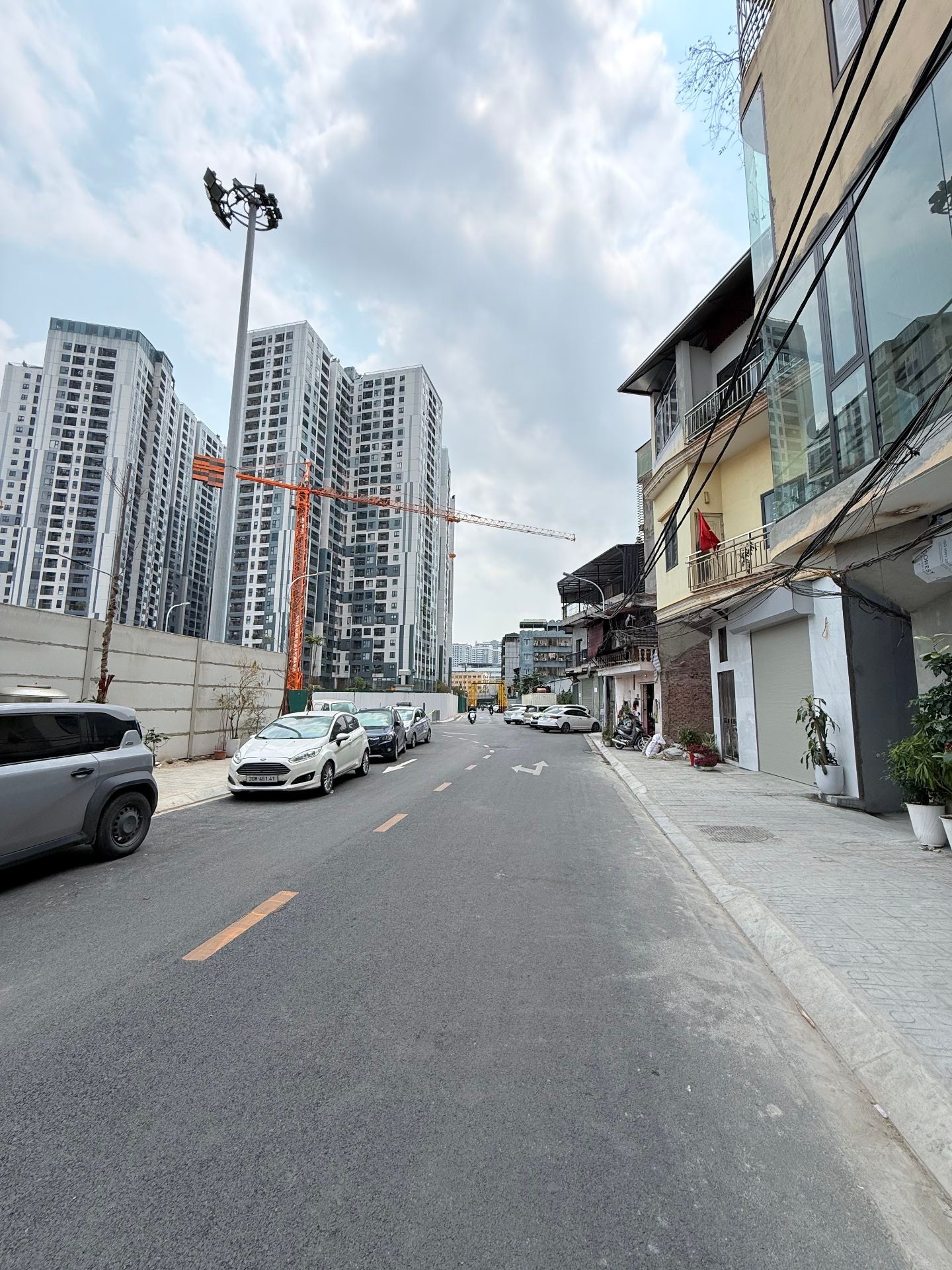 Bán nhà Kim Ngưu - diện tích 35m2 4 tầng - Gần phố, ô tô tránh - giá 10 tỷ