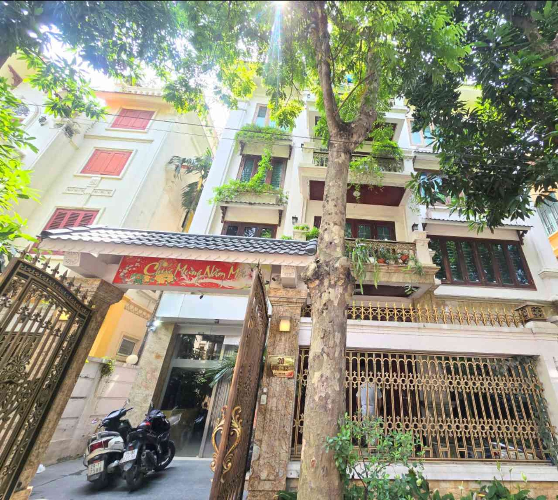 Bán nhà BT5 - diện tích 200m2 5 tầng - Thang máy xịn - giá 78 tỷ