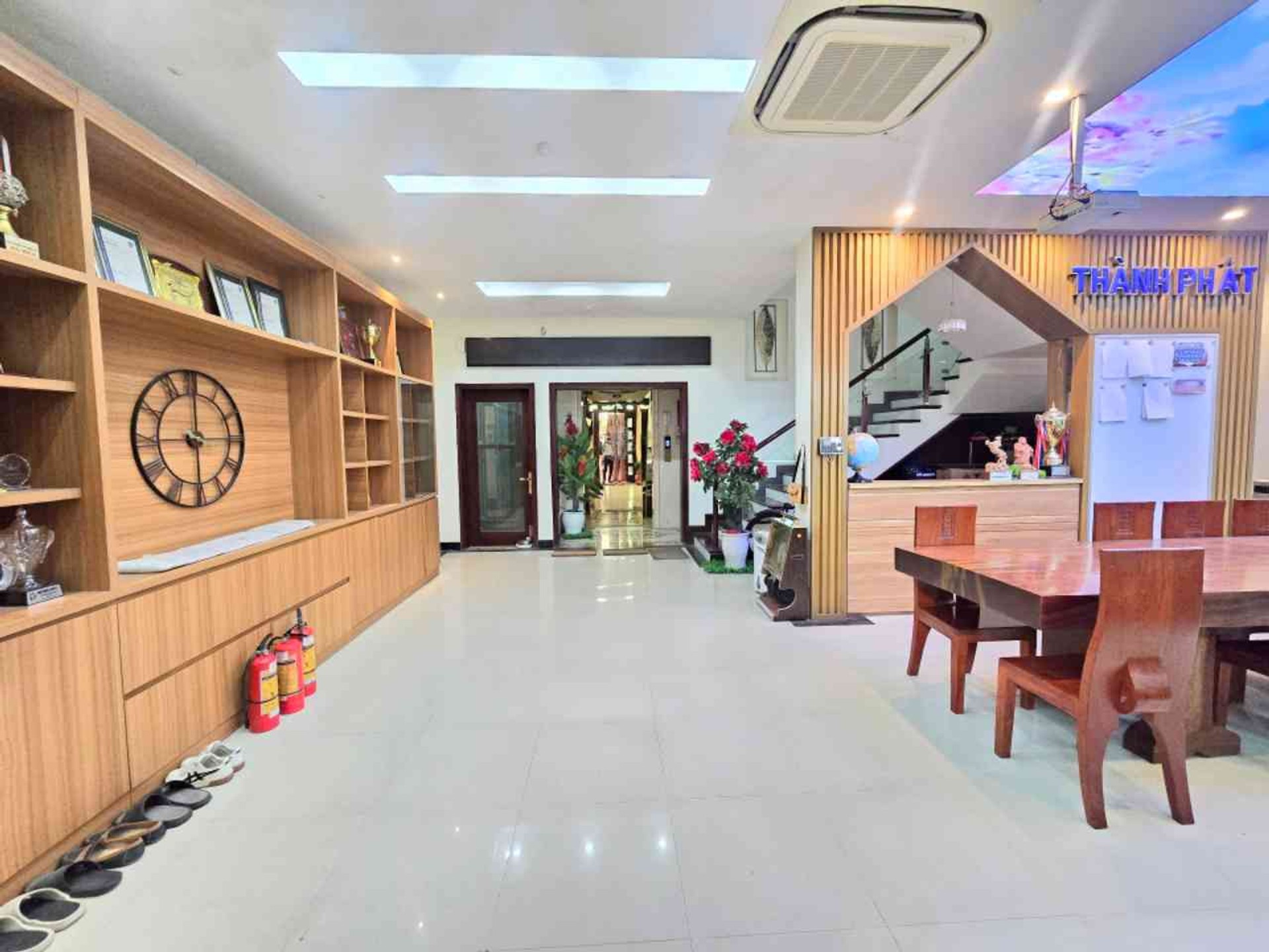 Bán nhà BT5 - diện tích 200m2 5 tầng - Thang máy xịn - giá 78 tỷ
