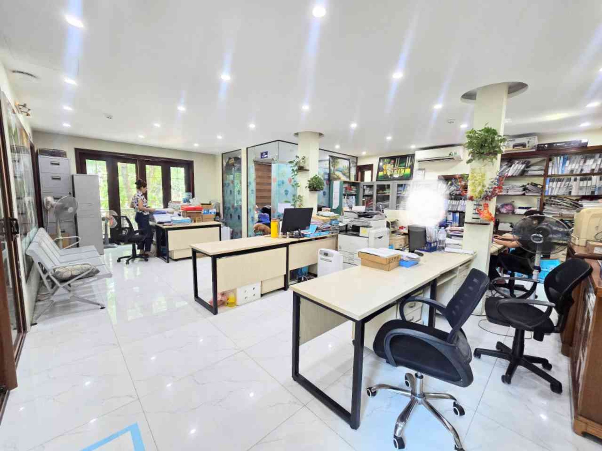 Bán nhà BT5 - diện tích 200m2 5 tầng - Thang máy xịn - giá 78 tỷ