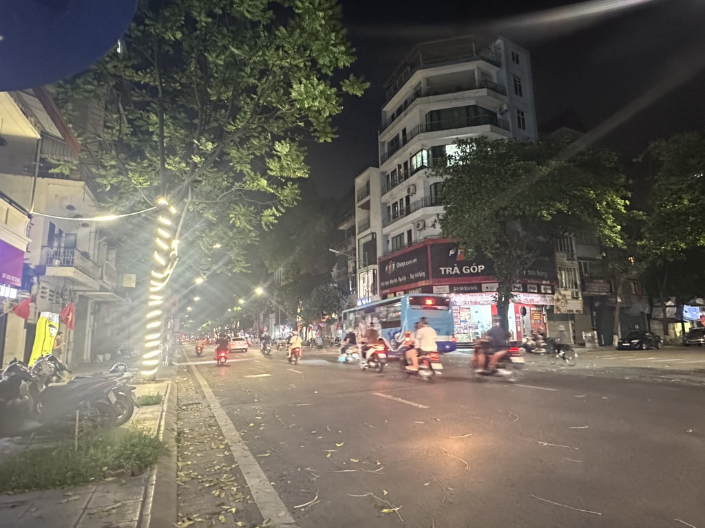 Bán nhà Phố Huế - diện tích 81.3m2 1 tầng - Mặt phố VIP - giá 60,9 tỷ