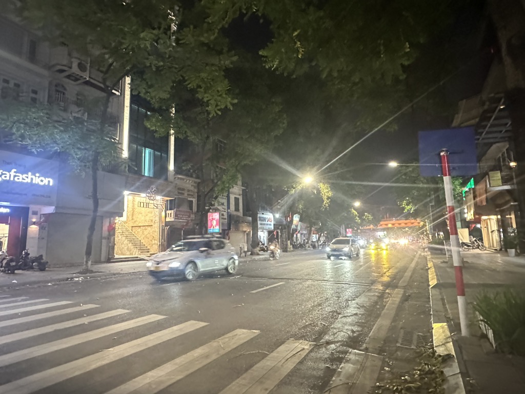 Bán nhà Phố Huế - diện tích 81.3m2 1 tầng - Mặt phố VIP - giá 60,9 tỷ