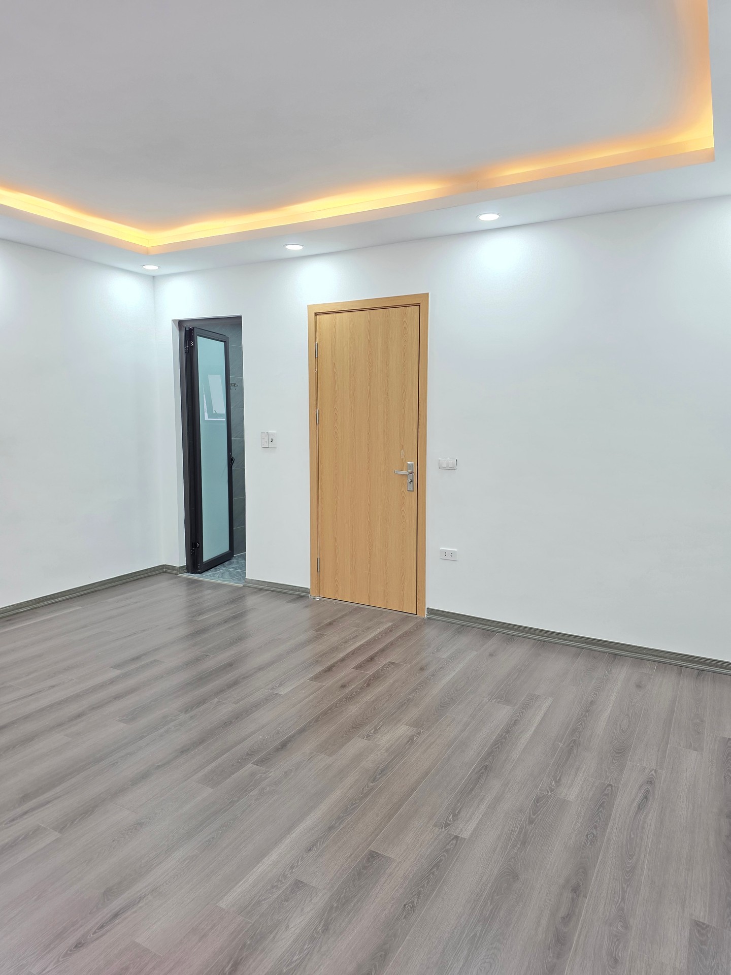 Bán nhà Ngọc Hồi - diện tích 40m2 6 tầng - Nhà mới đẹp lung linh, thang máy - giá 9 tỷ
