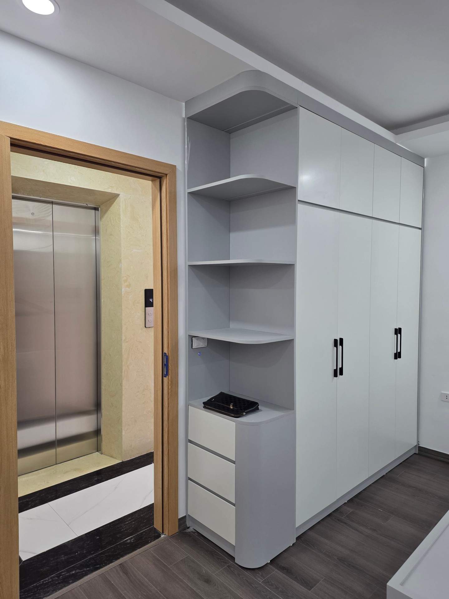 Bán nhà Ngọc Hồi - diện tích 40m2 6 tầng - Nhà mới đẹp lung linh, thang máy - giá 9 tỷ