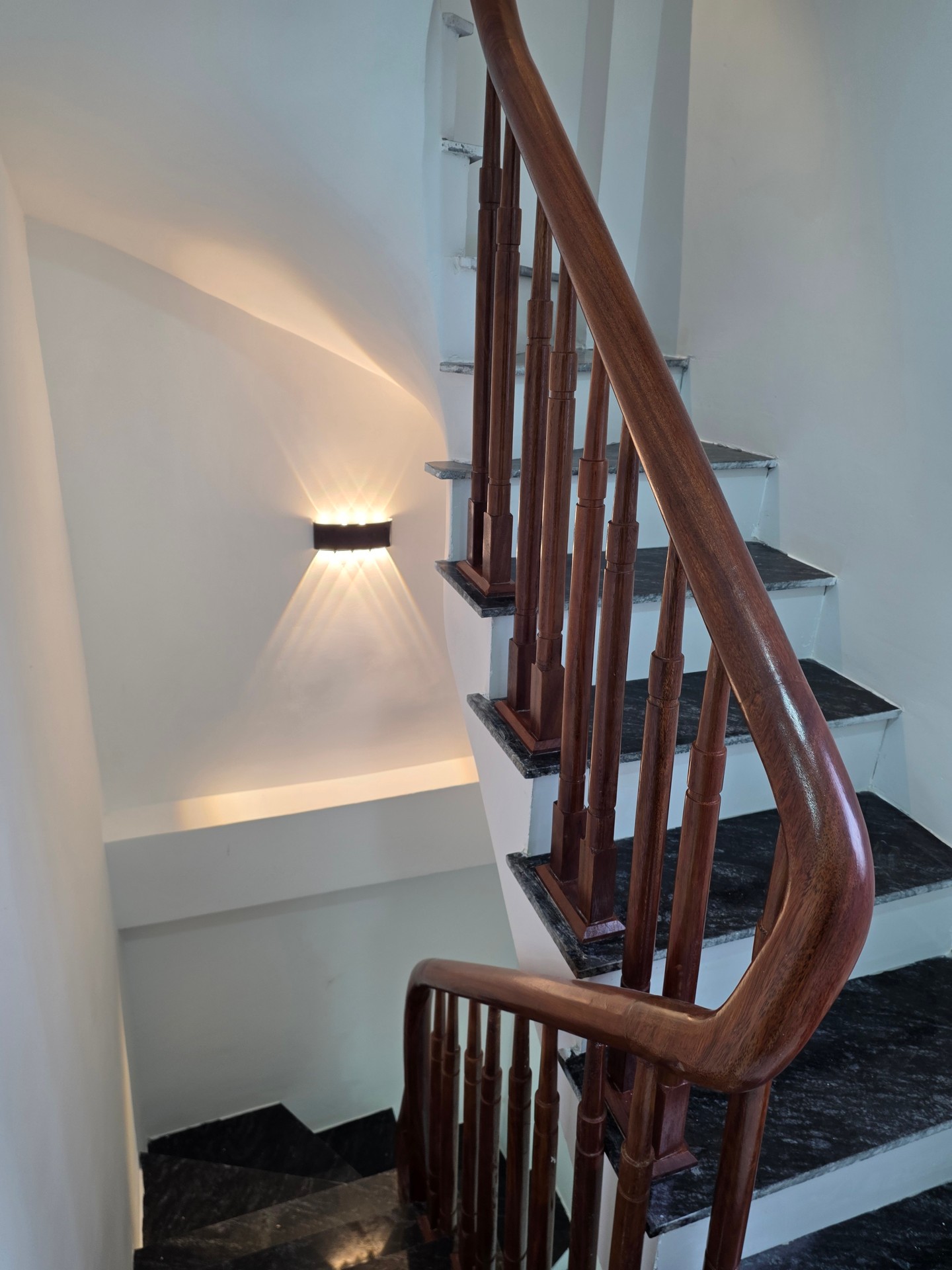 Bán nhà Ngọc Hồi - diện tích 40m2 6 tầng - Nhà mới đẹp lung linh, thang máy - giá 9 tỷ