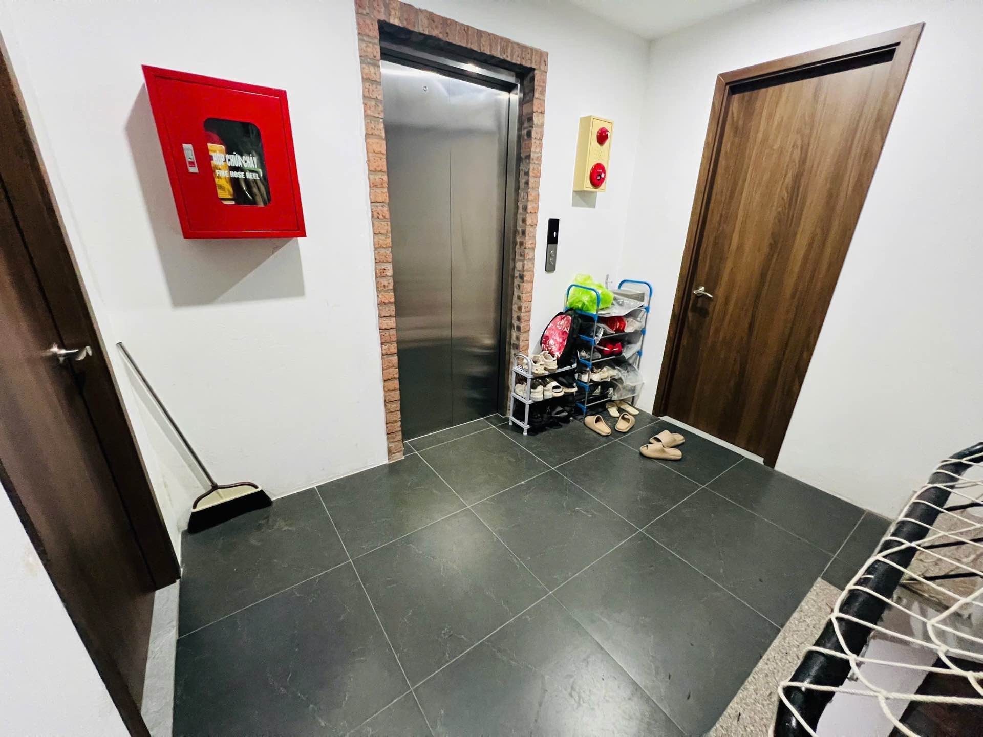 Bán nhà Giáp Bát - diện tích 101.8m2 8 tầng - Lô góc 2 mặt thoáng - giá 27,68 tỷ