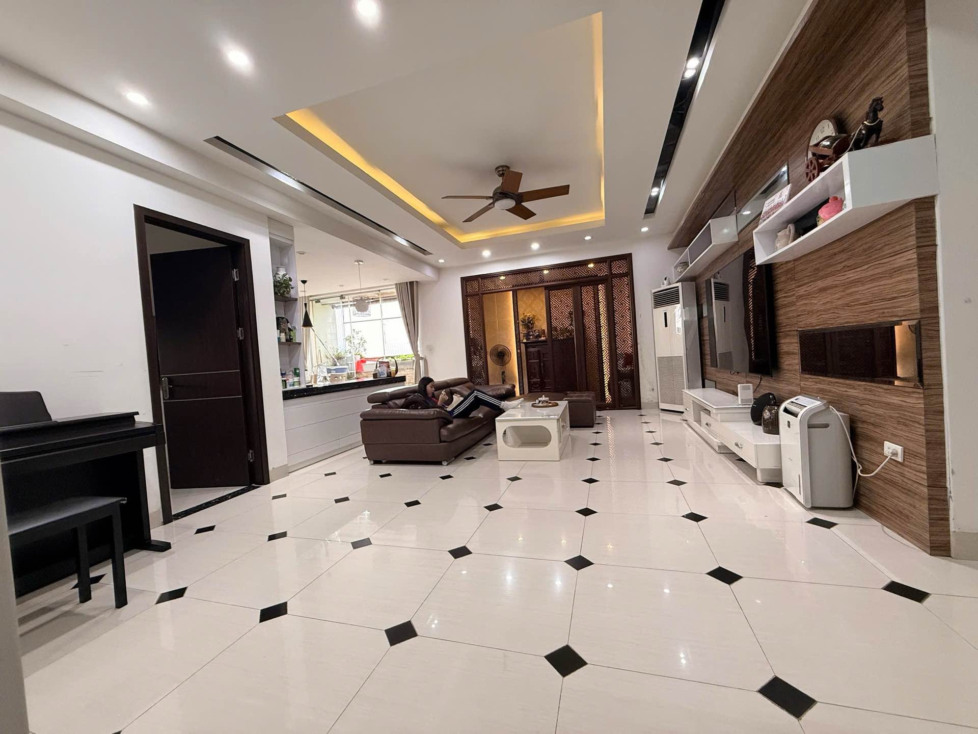 Bán nhà Nguyễn Đức Cảnh - diện tích 130m2 1 tầng - Lô góc - giá 8,8 tỷ