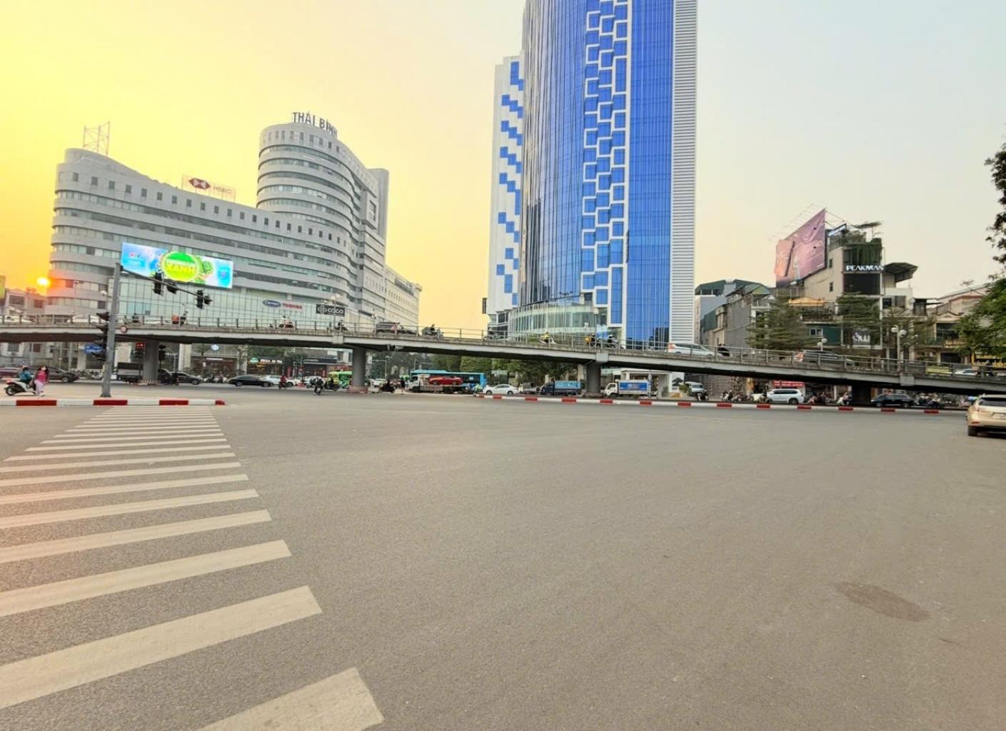 Bán nhà Chùa Bộc - diện tích 100m2 1 tầng - Nhà mặt phố, ô tô đỗ cửa - giá 54 tỷ