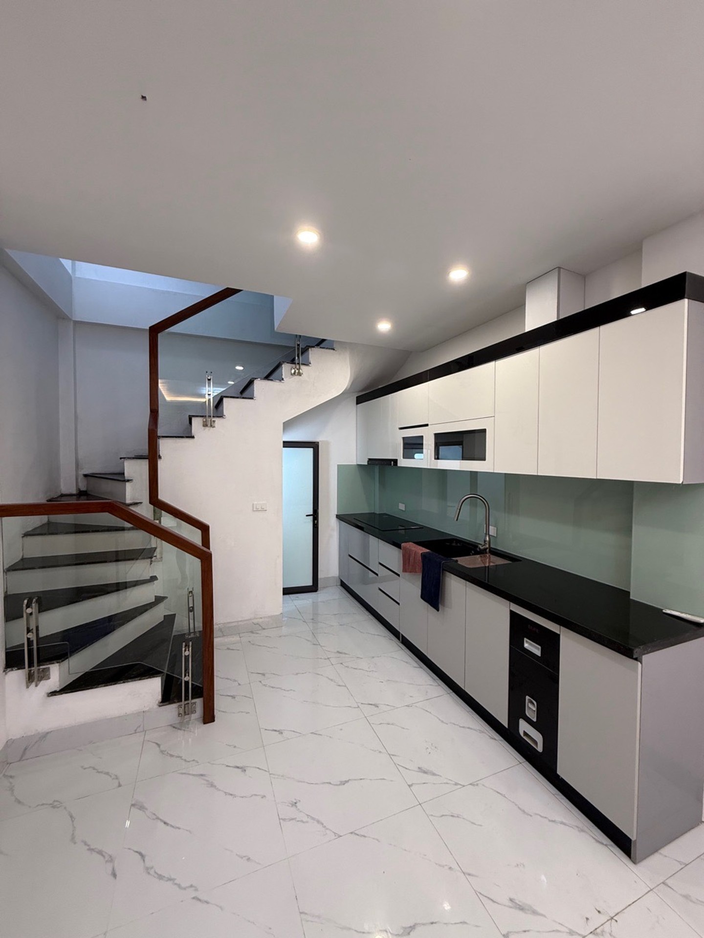 Bán nhà Trại Cá - diện tích 28m2 5 tầng - Ngõ 3 Gác - giá 8,38 tỷ