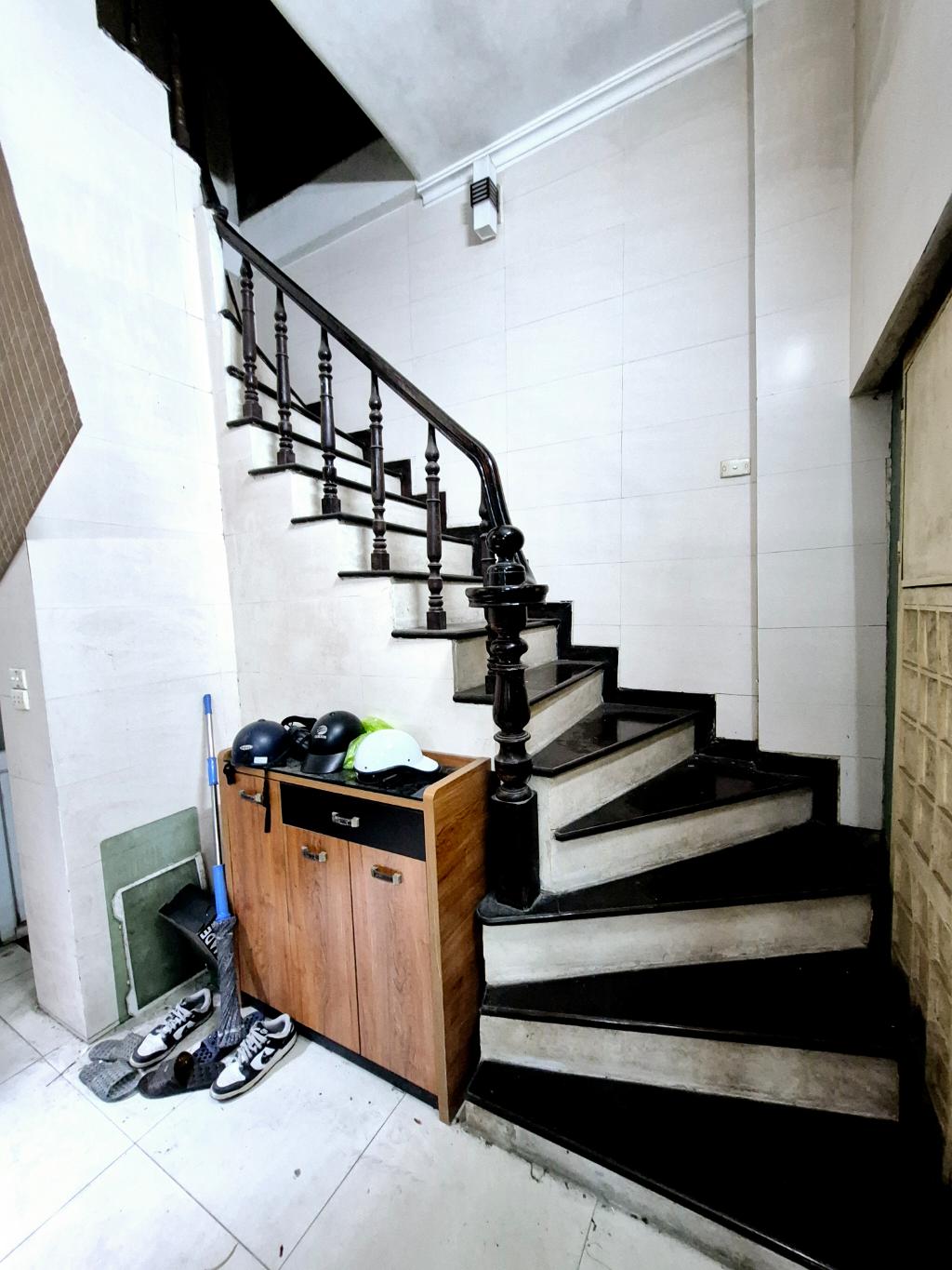Bán nhà Bạch Mai - diện tích 43m2 3 tầng - ô tô đỗ cửa - giá 8 tỷ