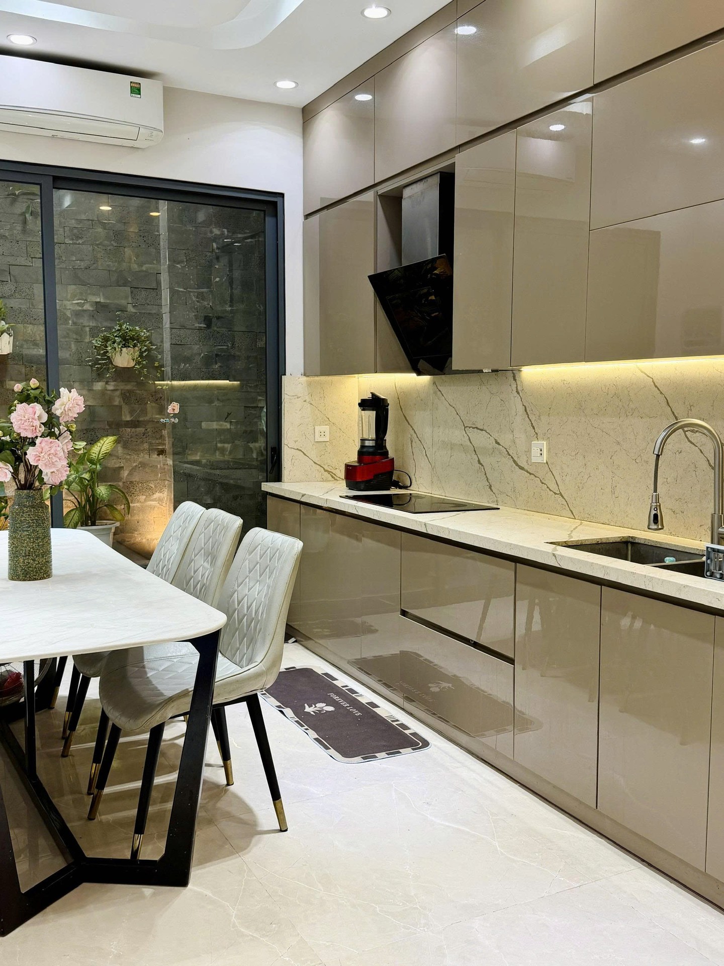 Bán nhà Tân Mai - diện tích 73m2 4 tầng - Ngõ Ô Tô - Ngõ Thông - giá 21,5 tỷ