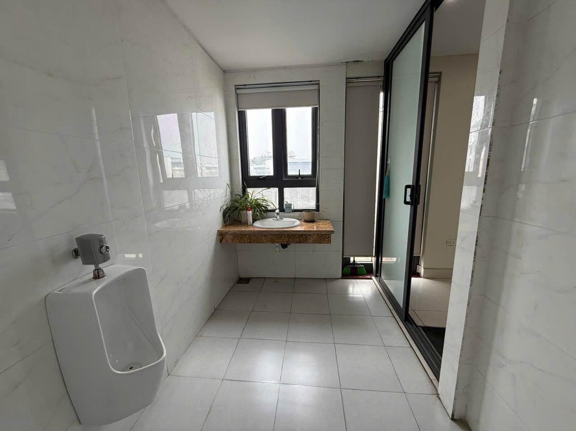 Bán nhà Ngõ 4 ô tô tránh - diện tích 225m2 5 tầng - Mặt phố lớn, vỉa hè rộng - giá 102 tỷ