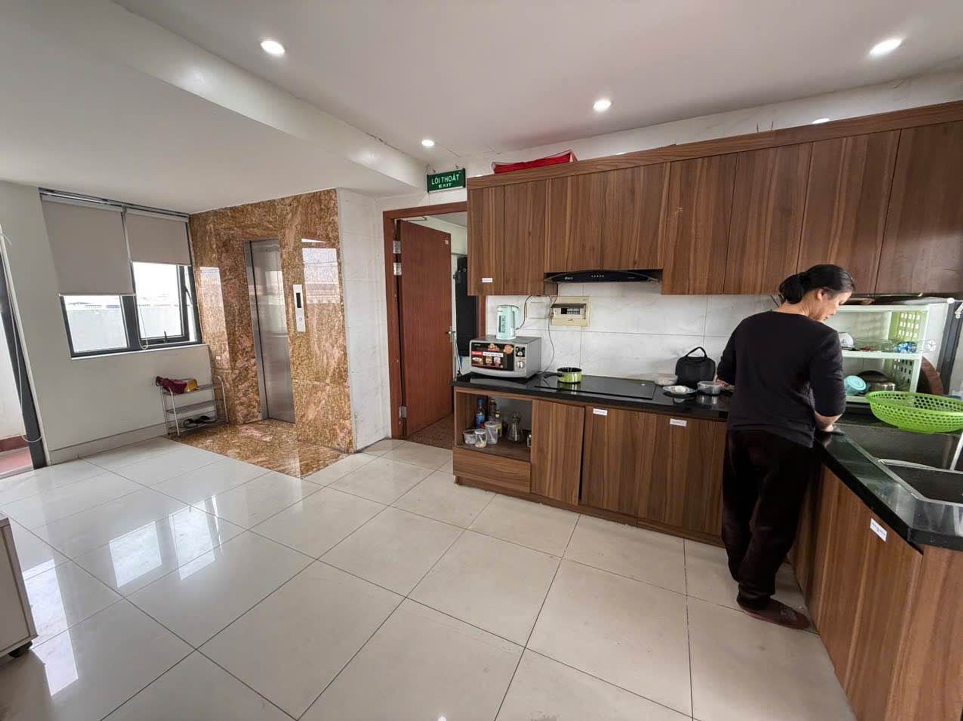 Bán nhà Ngõ 4 ô tô tránh - diện tích 225m2 5 tầng - Mặt phố lớn, vỉa hè rộng - giá 102 tỷ