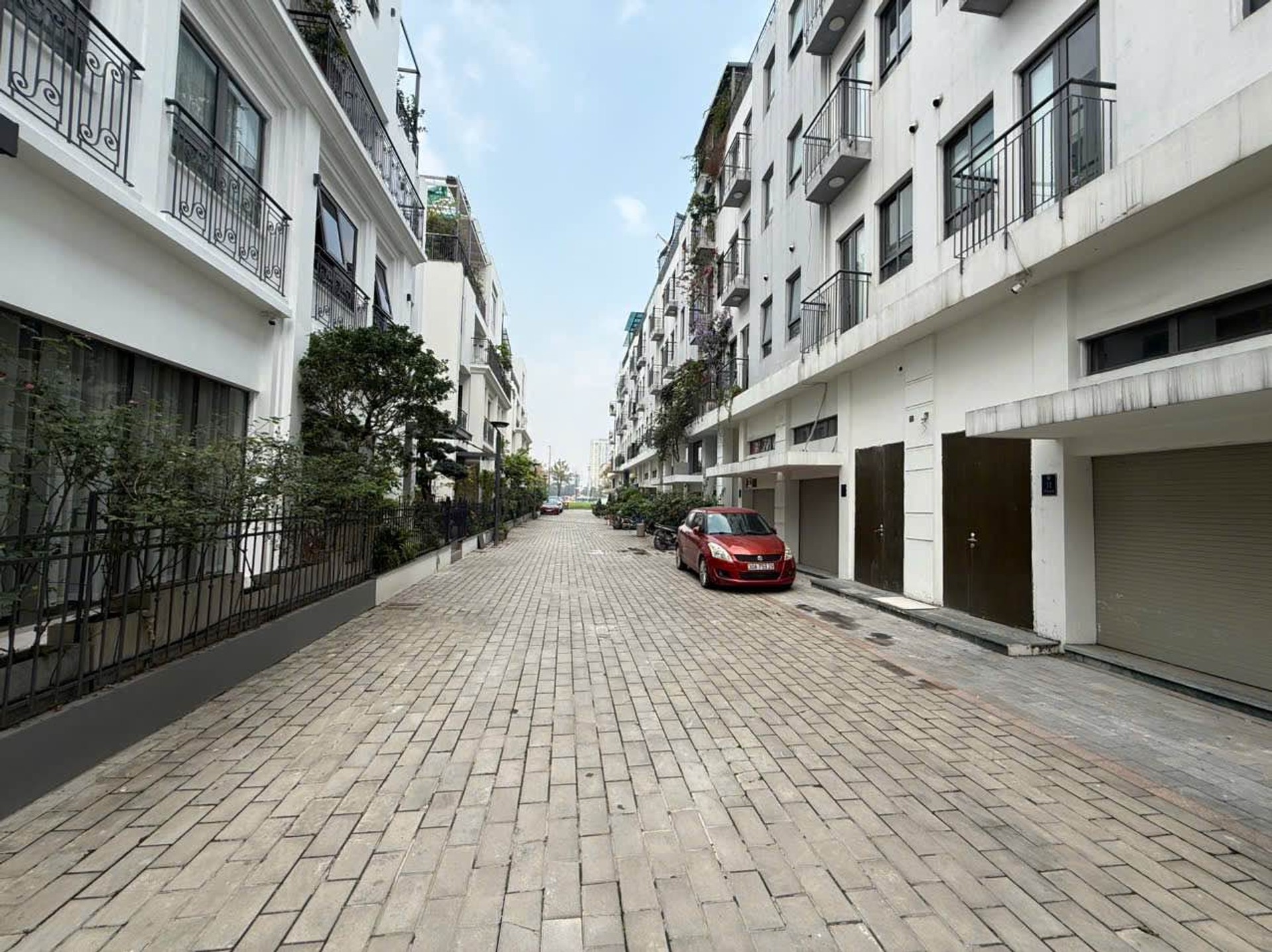 Bán nhà Ngõ 4 ô tô tránh - diện tích 225m2 5 tầng - Mặt phố lớn, vỉa hè rộng - giá 102 tỷ