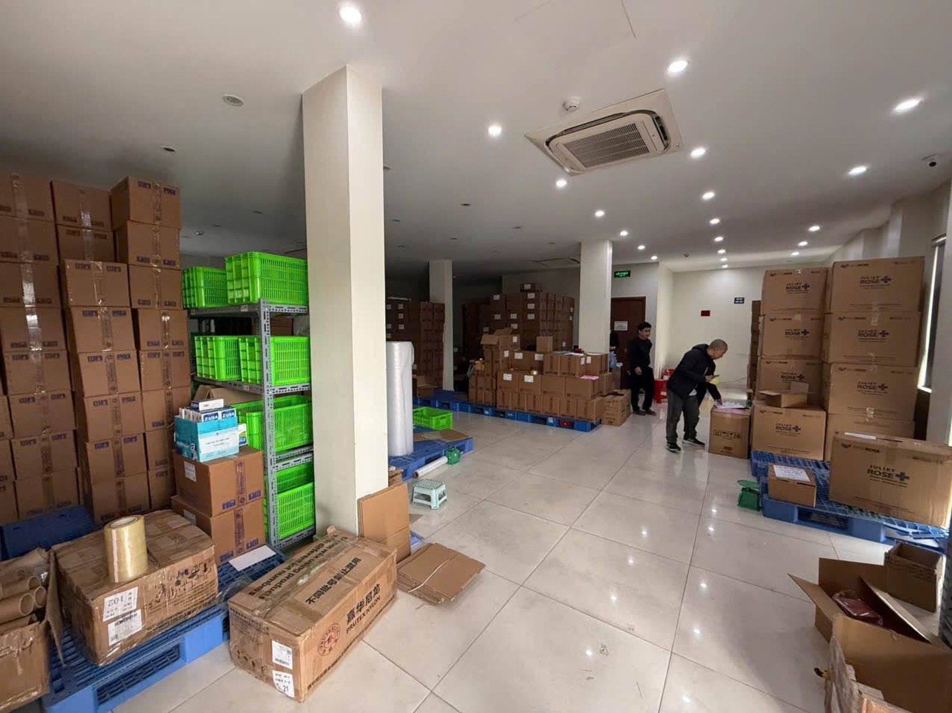 Bán nhà Ngõ 4 ô tô tránh - diện tích 225m2 5 tầng - Mặt phố lớn, vỉa hè rộng - giá 102 tỷ