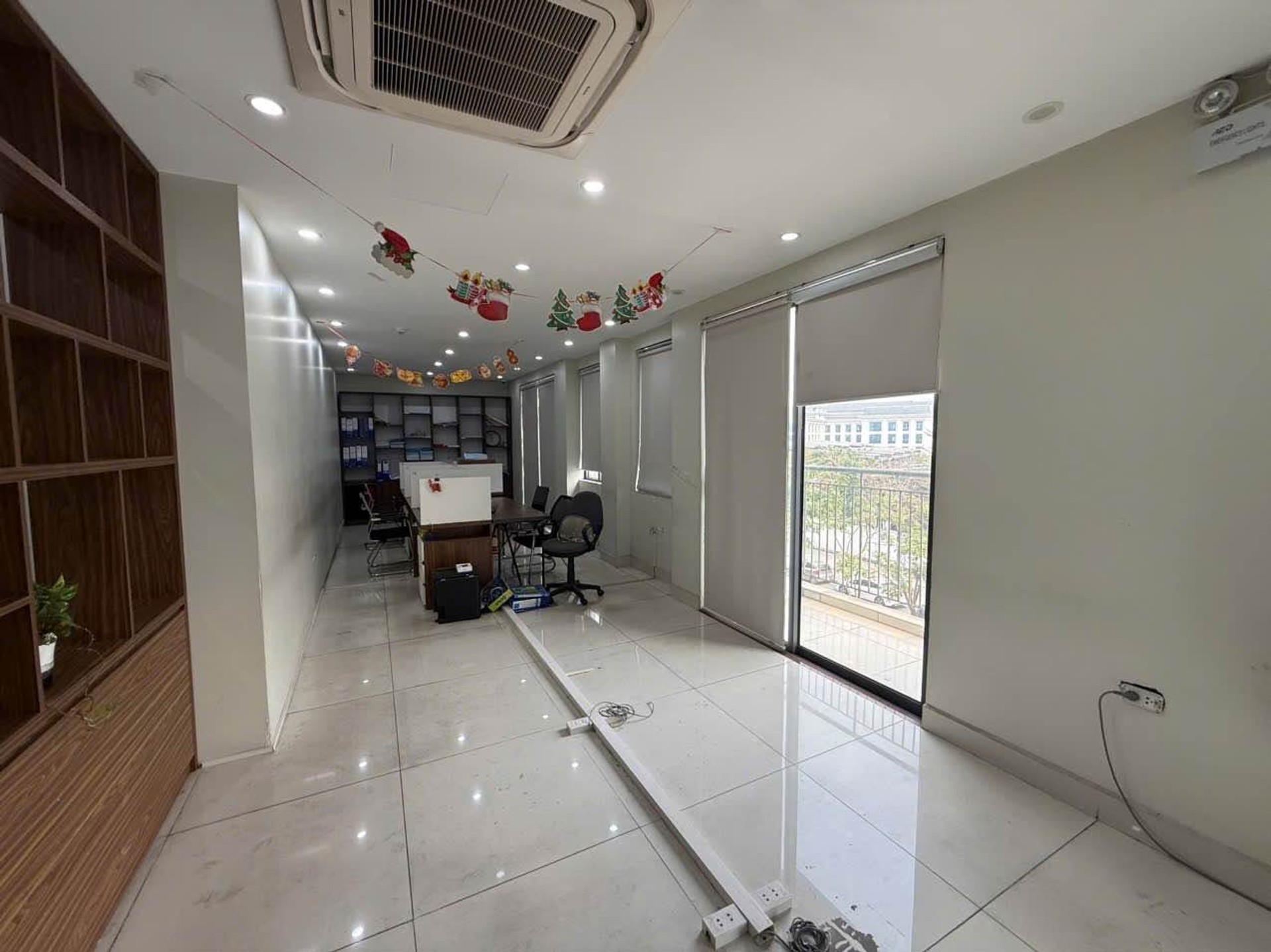 Bán nhà Ngõ 4 ô tô tránh - diện tích 225m2 5 tầng - Mặt phố lớn, vỉa hè rộng - giá 102 tỷ