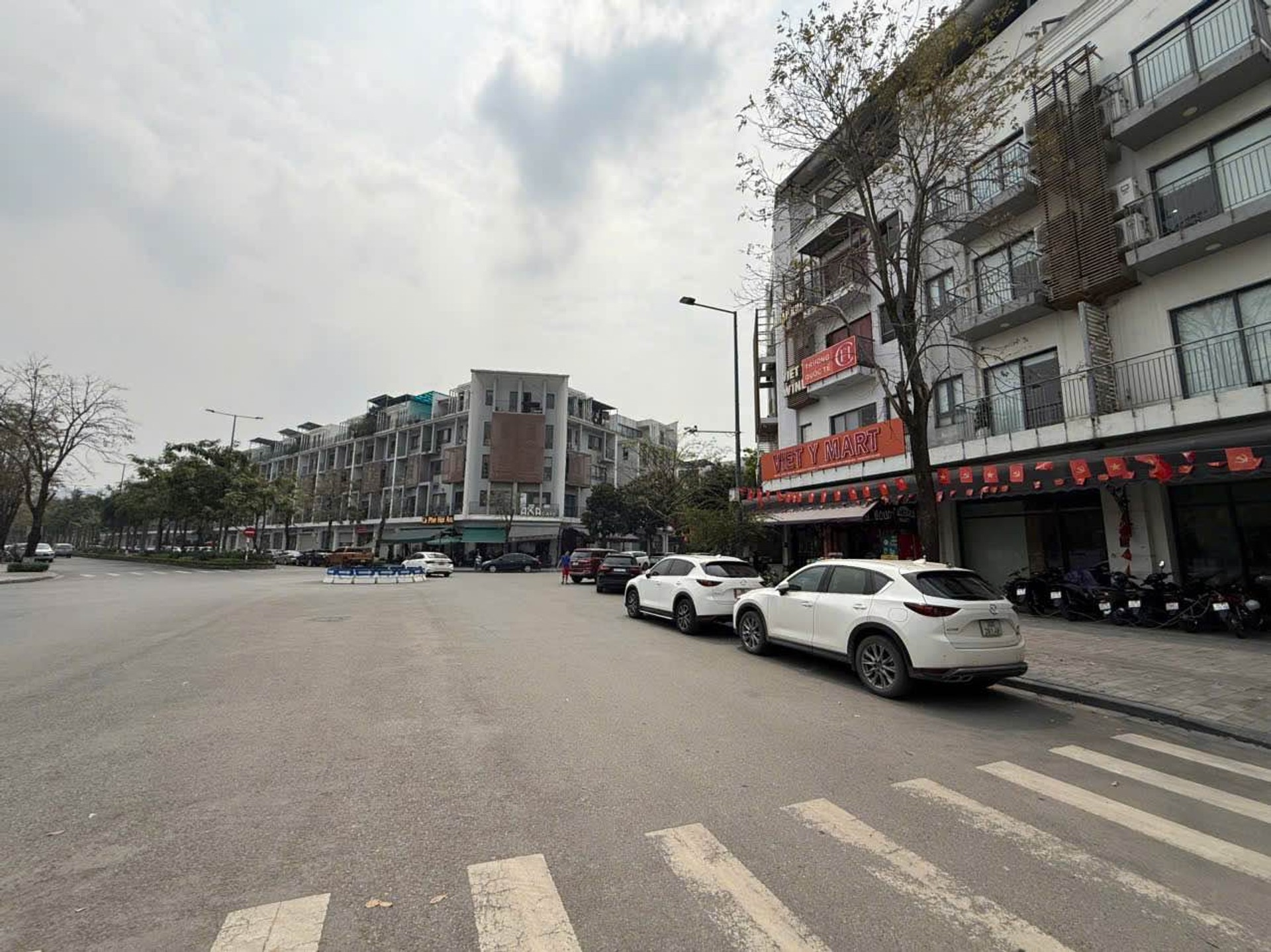 Bán nhà Ngõ 4 ô tô tránh - diện tích 225m2 5 tầng - Mặt phố lớn, vỉa hè rộng - giá 102 tỷ