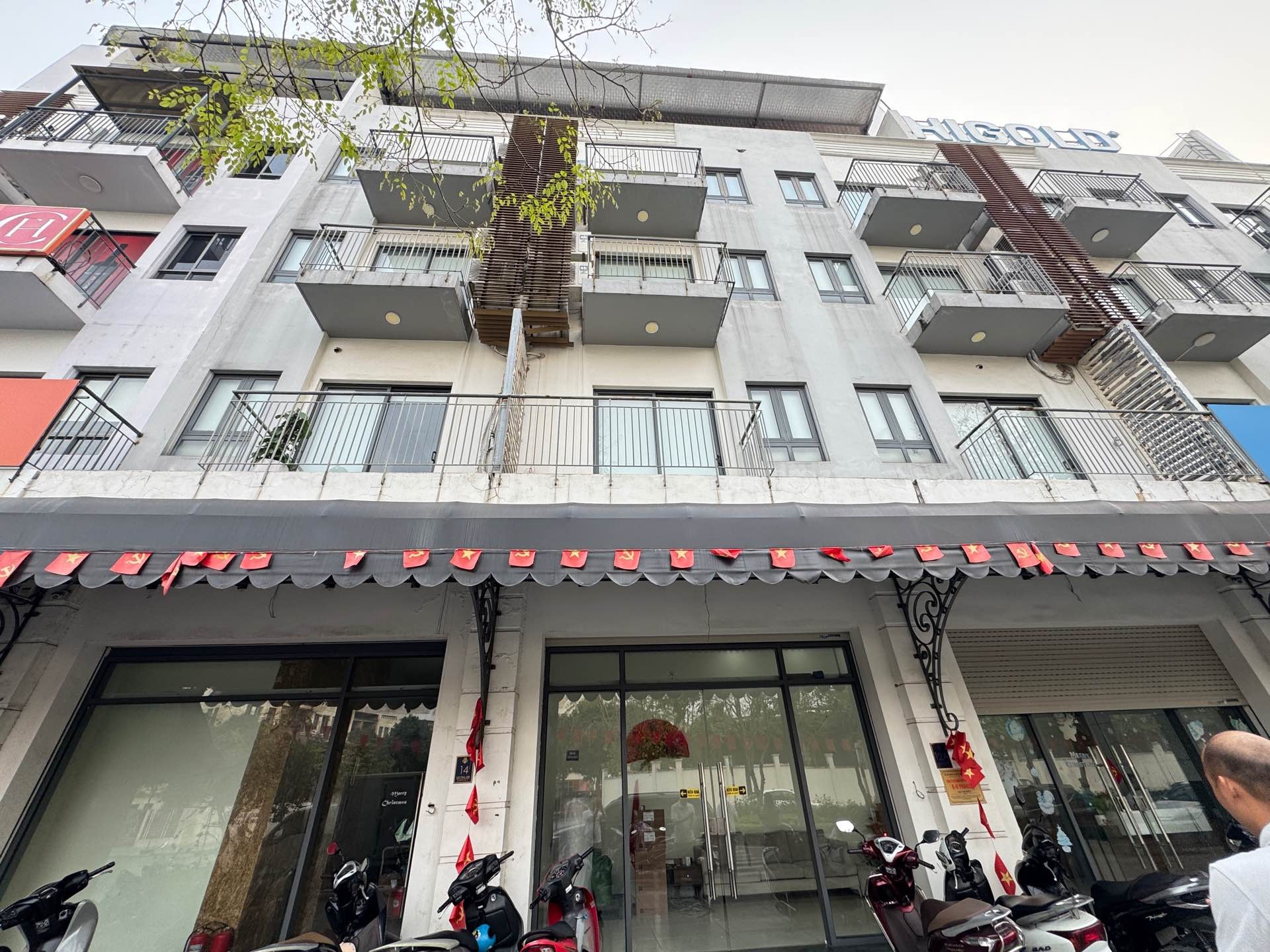 Bán nhà Ngõ 4 ô tô tránh - diện tích 225m2 5 tầng - Mặt phố lớn, vỉa hè rộng - giá 102 tỷ