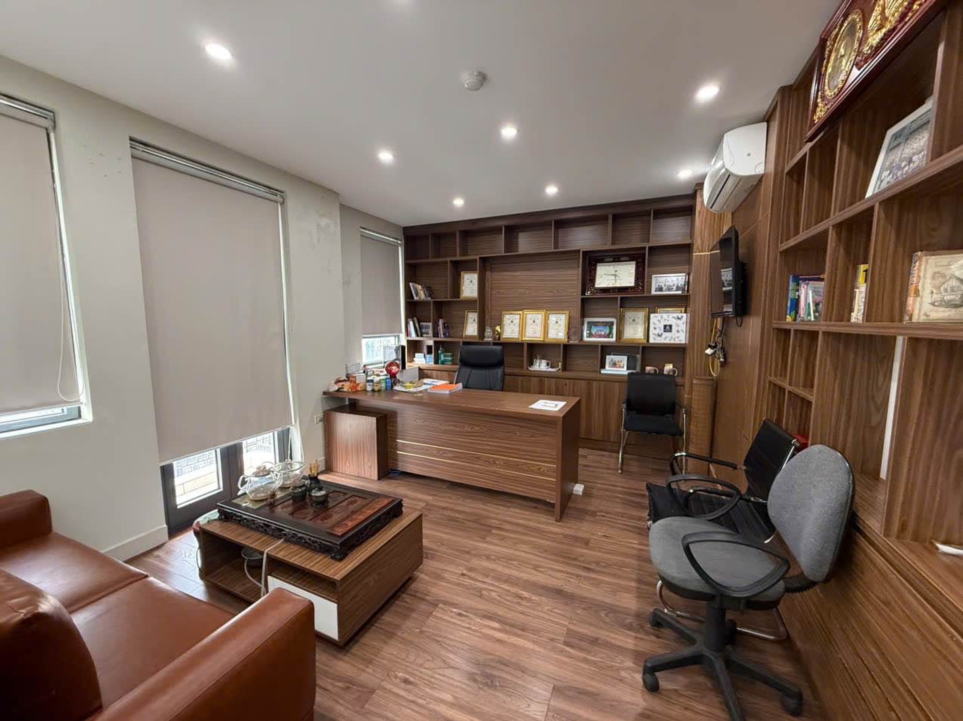 Bán nhà Ngõ 4 ô tô tránh - diện tích 225m2 5 tầng - Mặt phố lớn, vỉa hè rộng - giá 102 tỷ