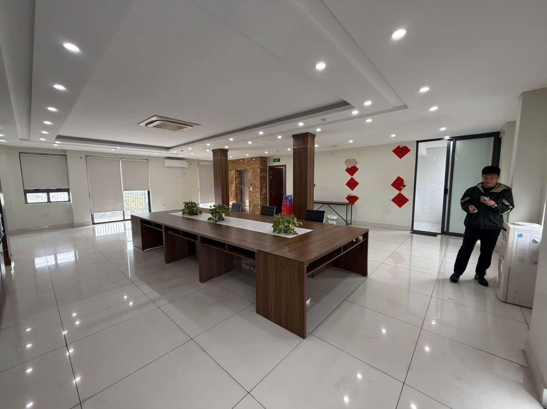 Bán nhà Ngõ 4 ô tô tránh - diện tích 225m2 5 tầng - Mặt phố lớn, vỉa hè rộng - giá 102 tỷ