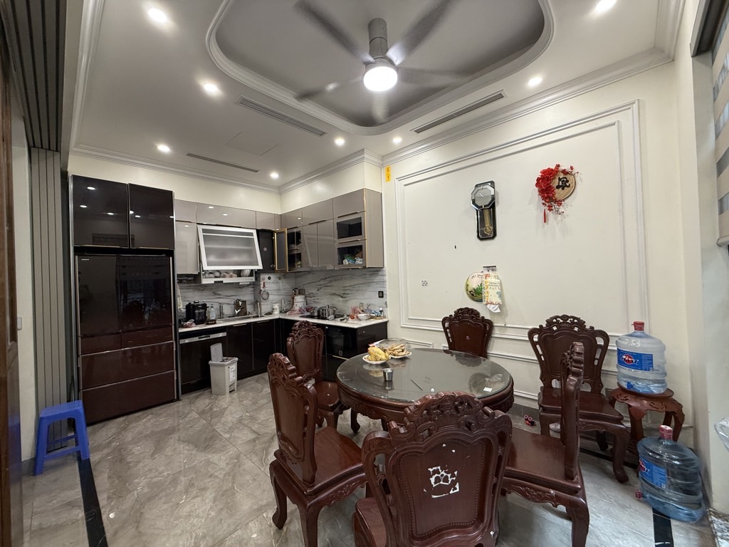 Bán nhà Giáp Nhất - diện tích 140m2 6 tầng - Ô TÔ ĐỖ CỬA - giá 39,2 tỷ