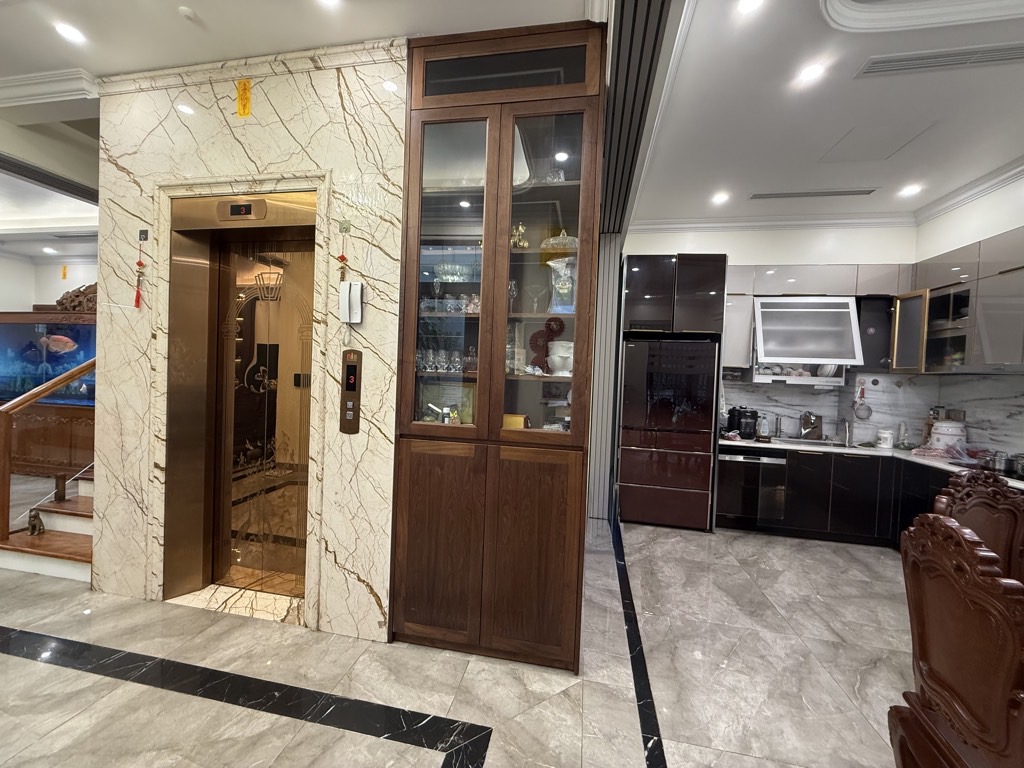 Bán nhà Giáp Nhất - diện tích 140m2 6 tầng - Ô TÔ ĐỖ CỬA - giá 39,2 tỷ