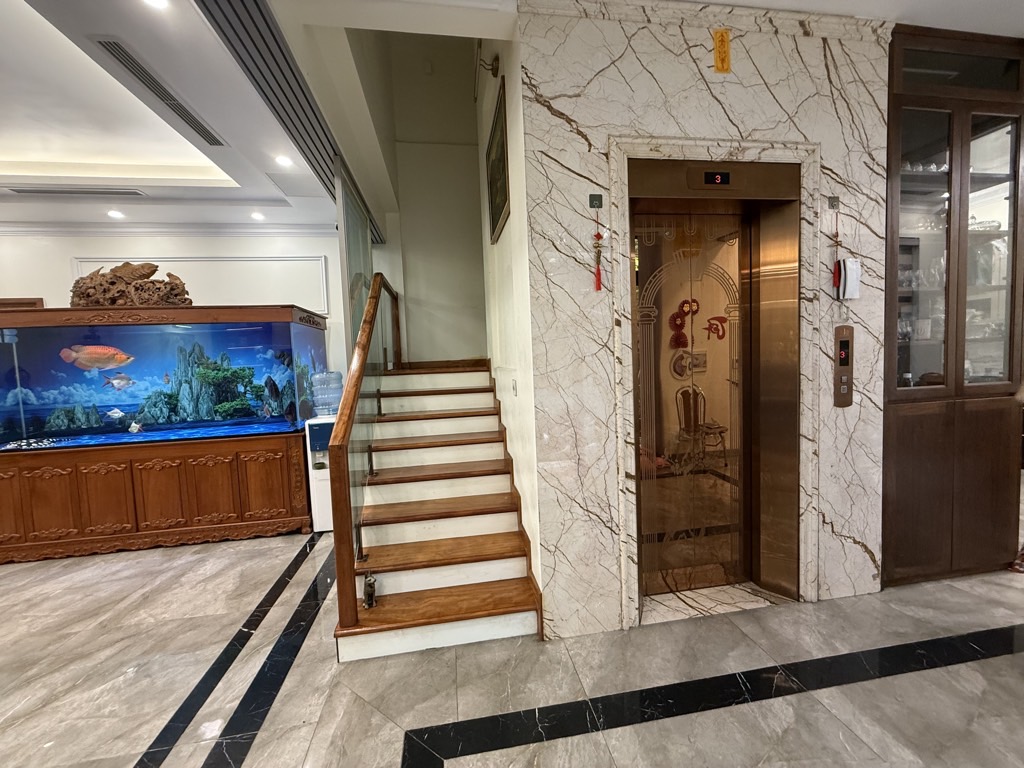 Bán nhà Giáp Nhất - diện tích 140m2 6 tầng - Ô TÔ ĐỖ CỬA - giá 39,2 tỷ