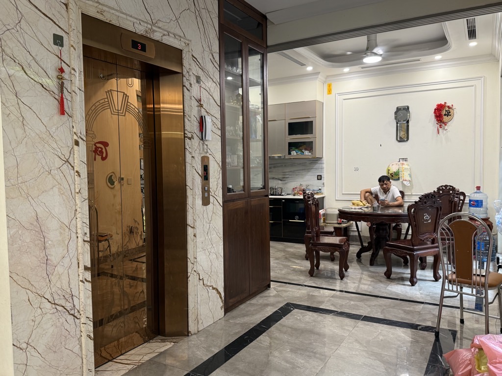 Bán nhà Giáp Nhất - diện tích 140m2 6 tầng - Ô TÔ ĐỖ CỬA - giá 39,2 tỷ