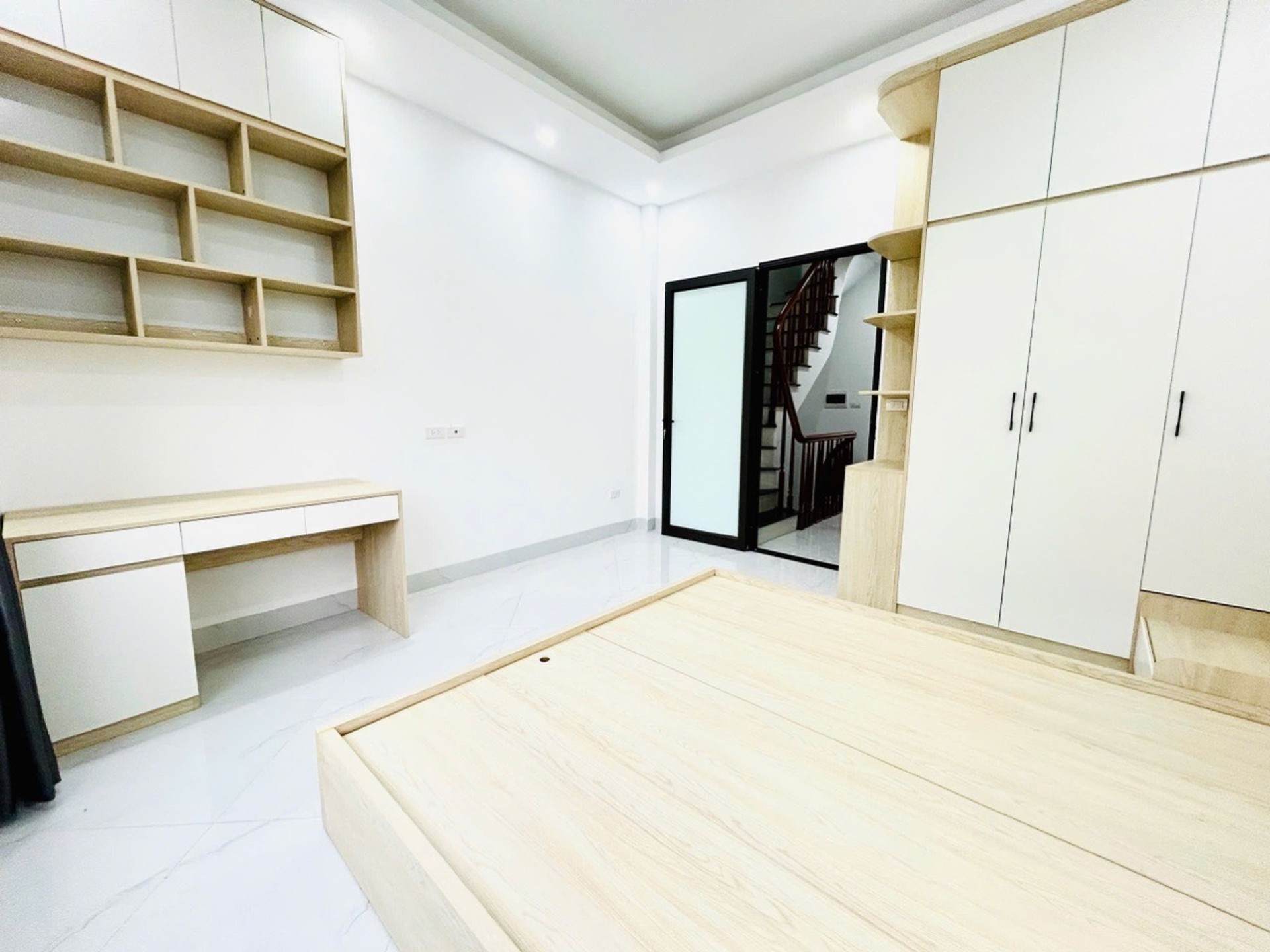 Bán nhà Nguyễn Khoái - diện tích 50m2 5 tầng - Nhà mới kính koong, thang máy - giá 12,5 tỷ