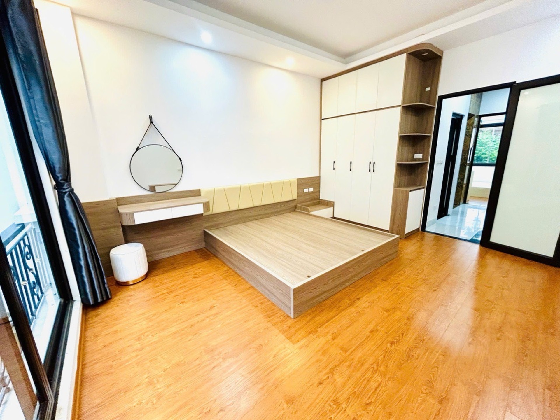 Bán nhà Nguyễn Khoái - diện tích 50m2 5 tầng - Nhà mới kính koong, thang máy - giá 12,5 tỷ