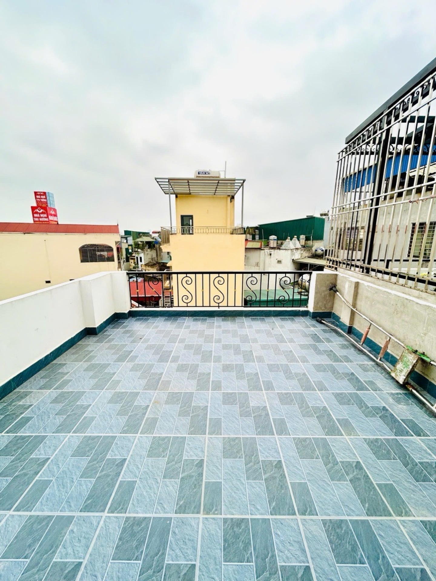 Bán nhà Nguyễn Khoái - diện tích 50m2 5 tầng - Nhà mới kính koong, thang máy - giá 12,5 tỷ