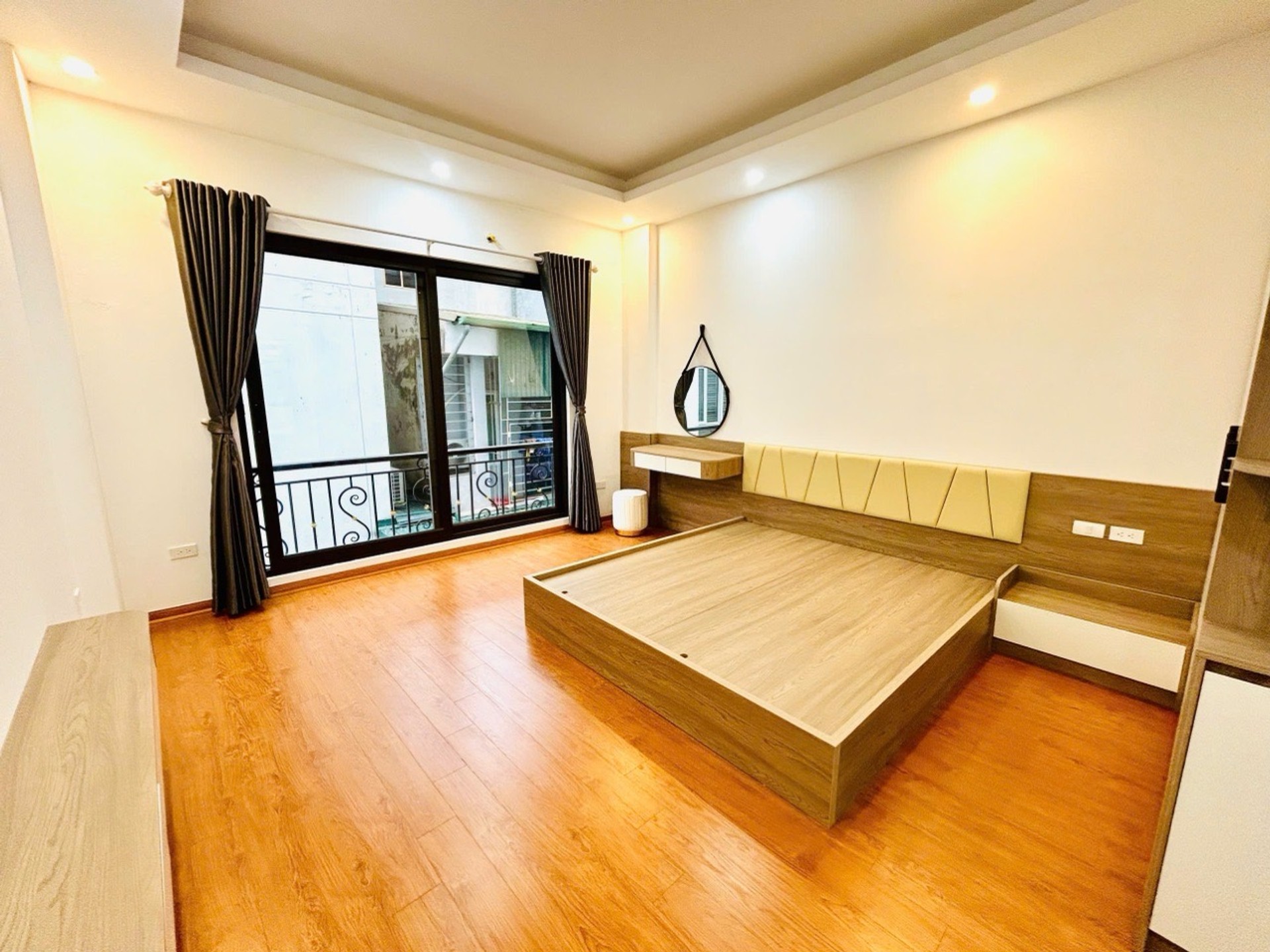 Bán nhà Nguyễn Khoái - diện tích 50m2 5 tầng - Nhà mới kính koong, thang máy - giá 12,5 tỷ