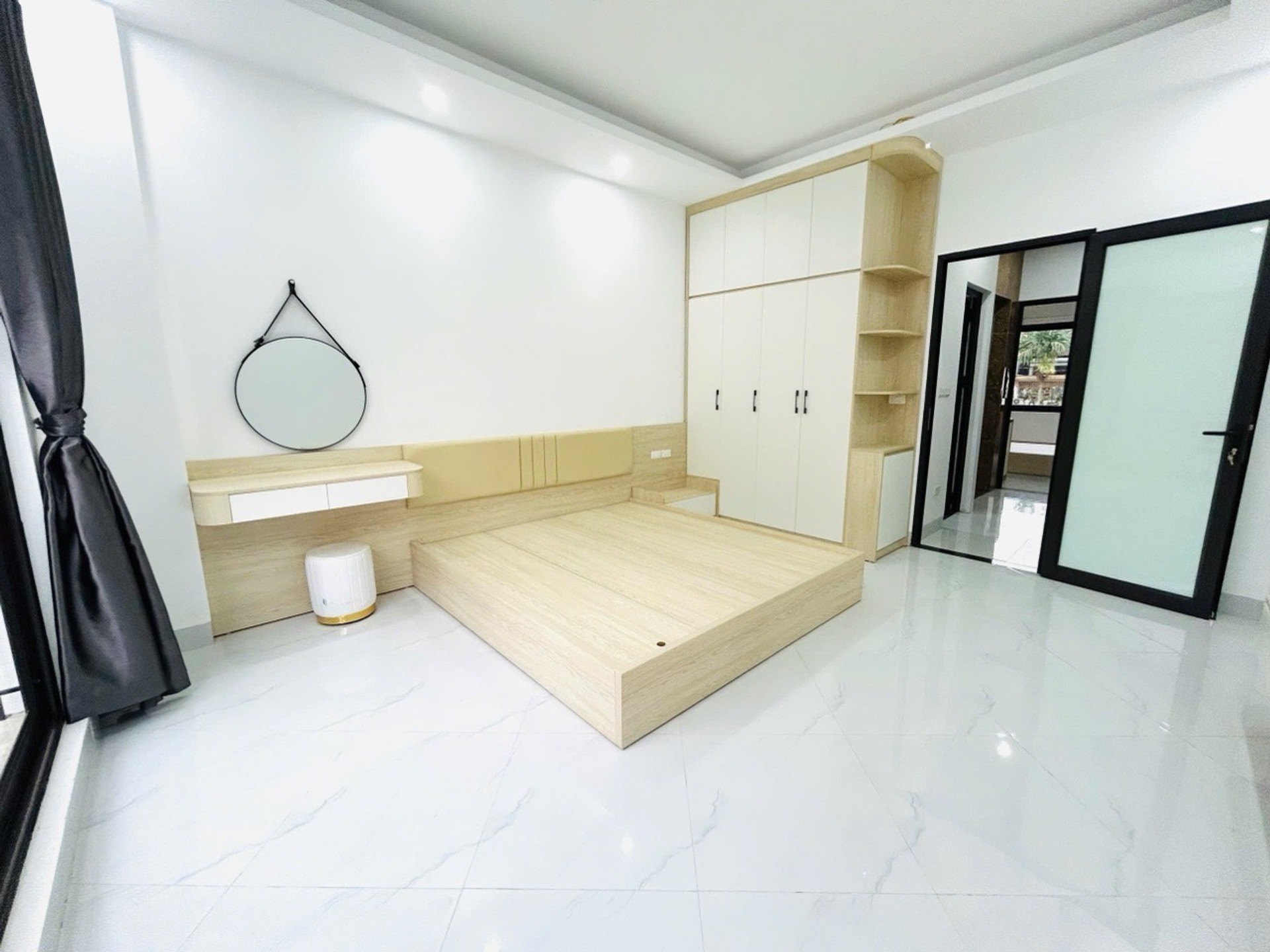 Bán nhà Nguyễn Khoái - diện tích 50m2 5 tầng - Nhà mới kính koong, thang máy - giá 12,5 tỷ
