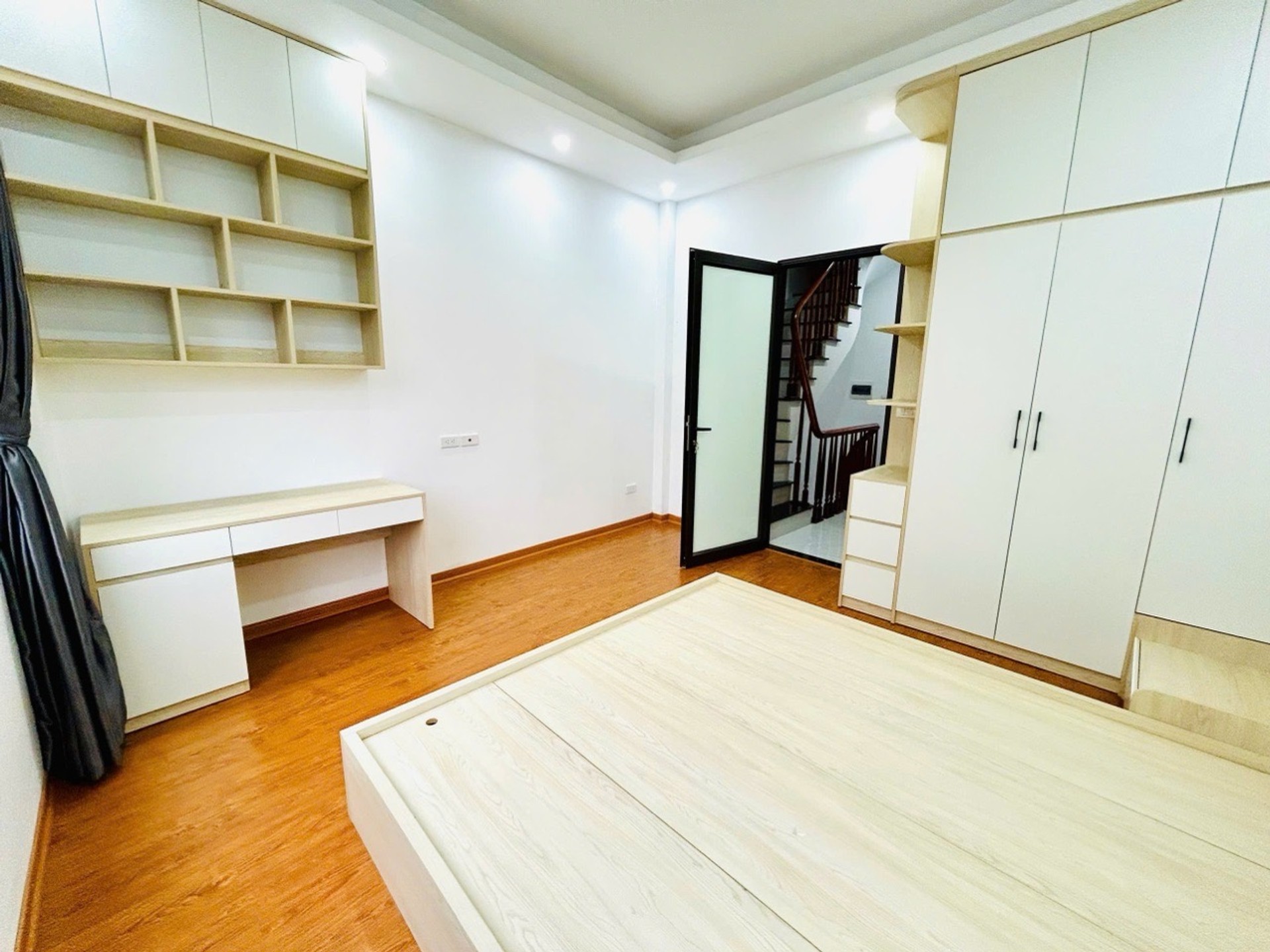 Bán nhà Nguyễn Khoái - diện tích 50m2 5 tầng - Nhà mới kính koong, thang máy - giá 12,5 tỷ