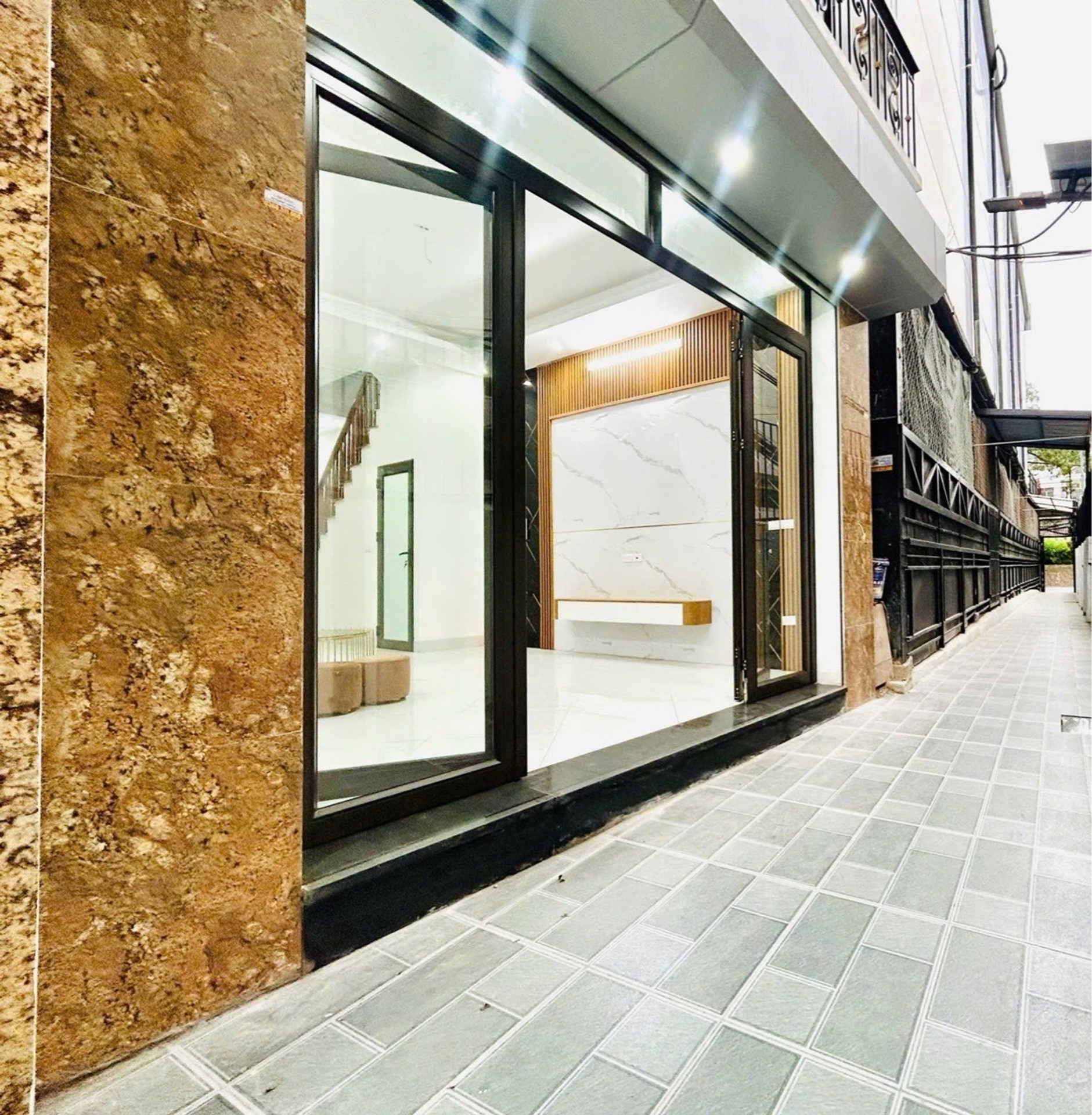 Bán nhà Nguyễn Khoái - diện tích 50m2 5 tầng - Nhà mới kính koong, thang máy - giá 12,5 tỷ