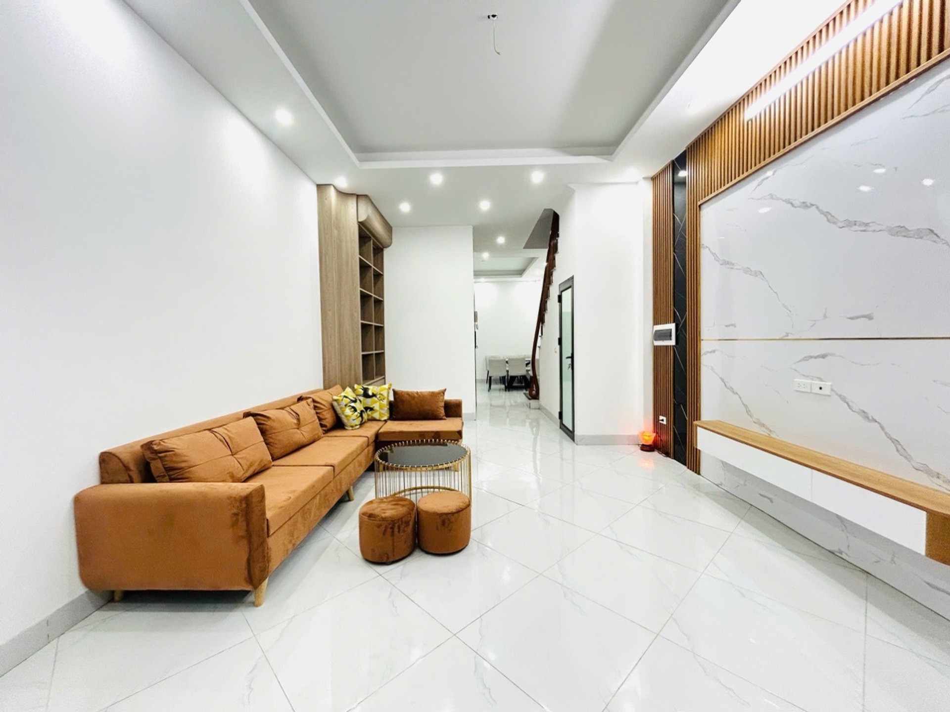 Bán nhà Nguyễn Khoái - diện tích 50m2 5 tầng - Nhà mới kính koong, thang máy - giá 12,5 tỷ