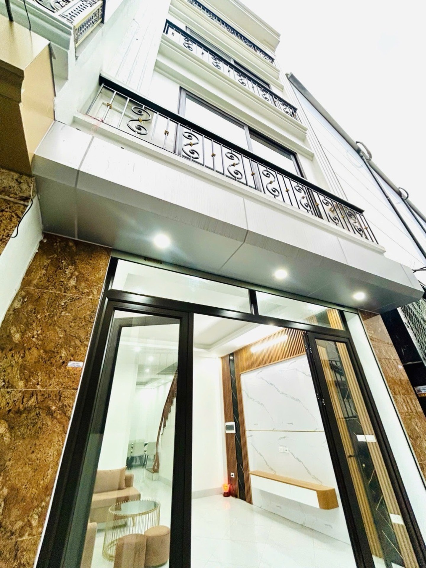 Bán nhà Nguyễn Khoái - diện tích 50m2 5 tầng - Nhà mới kính koong, thang máy - giá 12,5 tỷ