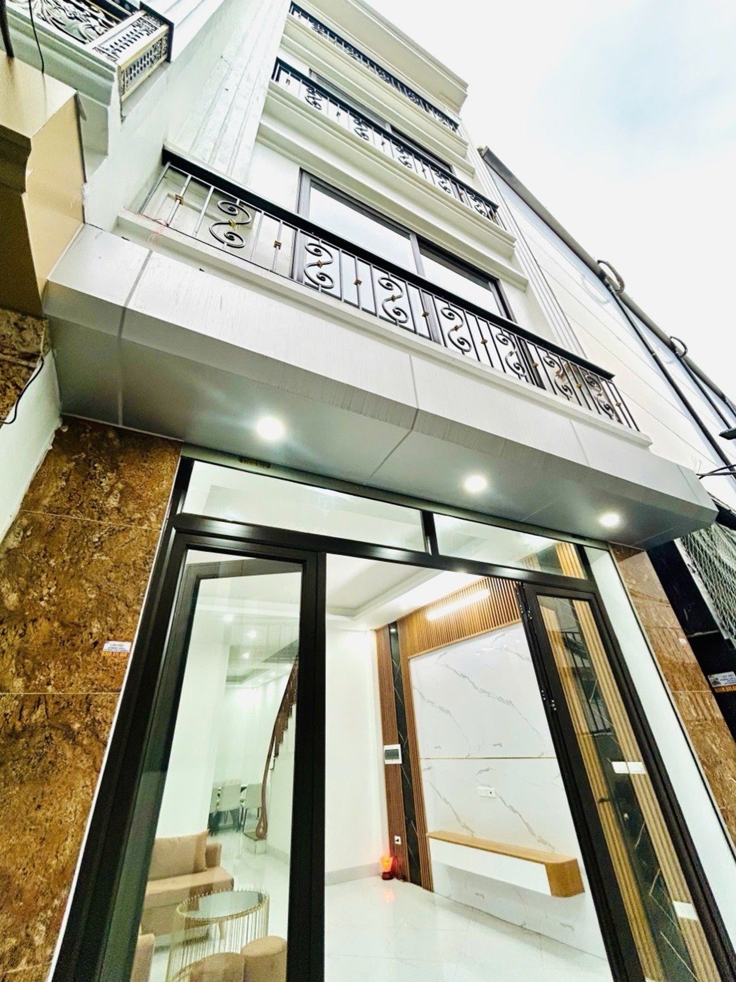 Bán nhà Nguyễn Khoái - diện tích 50m2 5 tầng - Nhà mới kính koong, thang máy - giá 12,5 tỷ