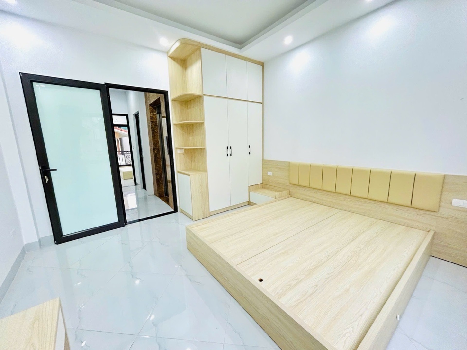 Bán nhà Nguyễn Khoái - diện tích 50m2 5 tầng - Nhà mới kính koong, thang máy - giá 12,5 tỷ