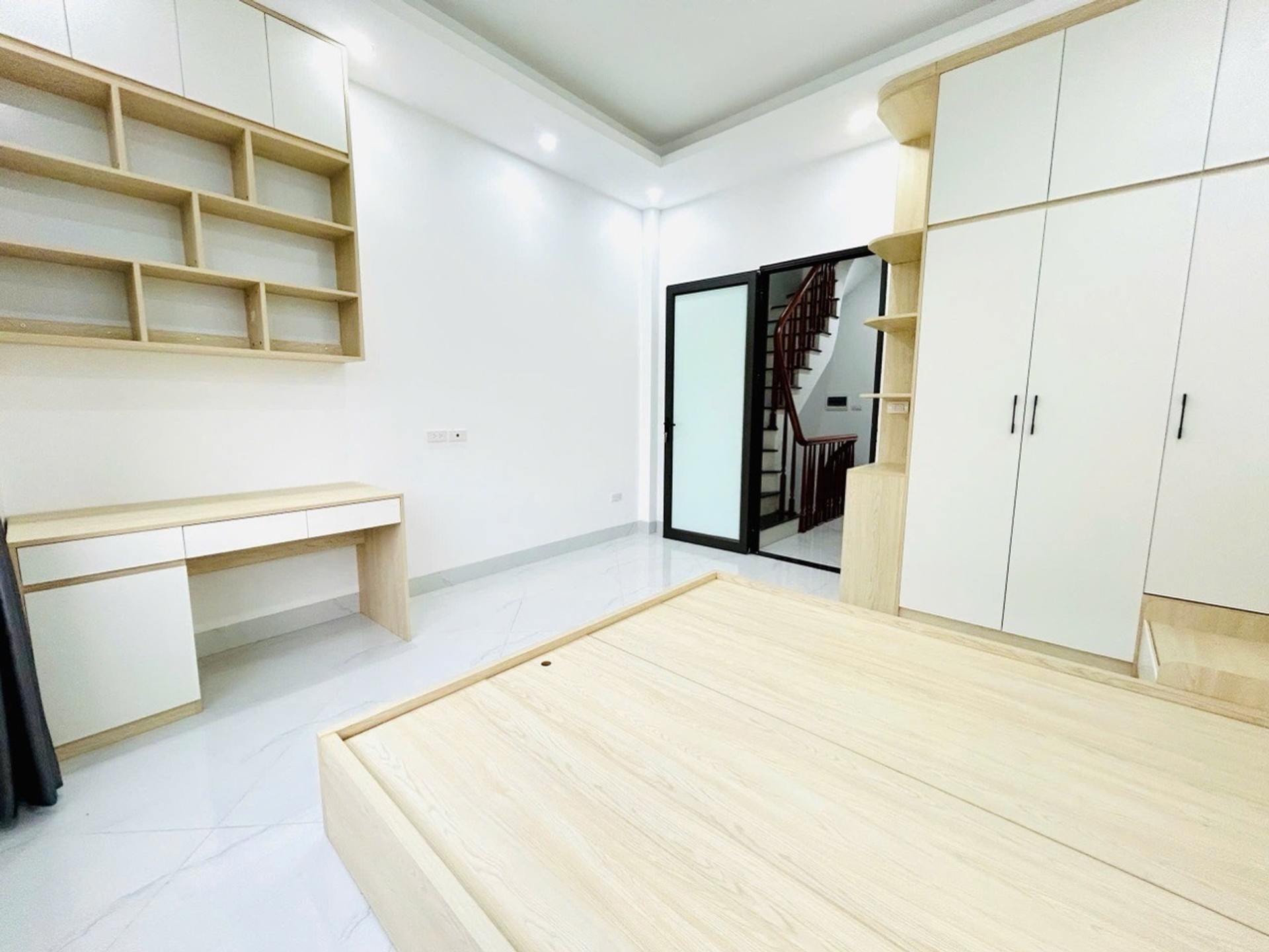 Bán nhà Nguyễn Khoái - diện tích 50m2 5 tầng - Nhà mới kính koong, thang máy - giá 12,5 tỷ