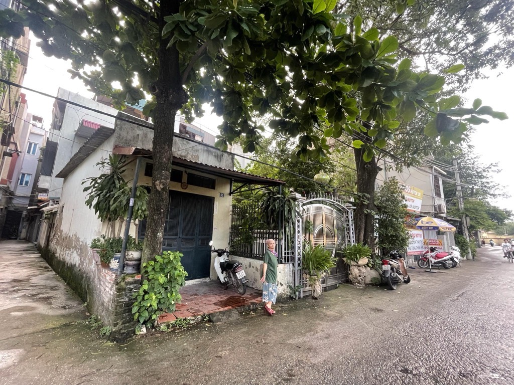 Bán nhà Giải Phóng - diện tích 196m2 1 tầng - Mặt tiền rộng, ô tô - giá 15,8 tỷ