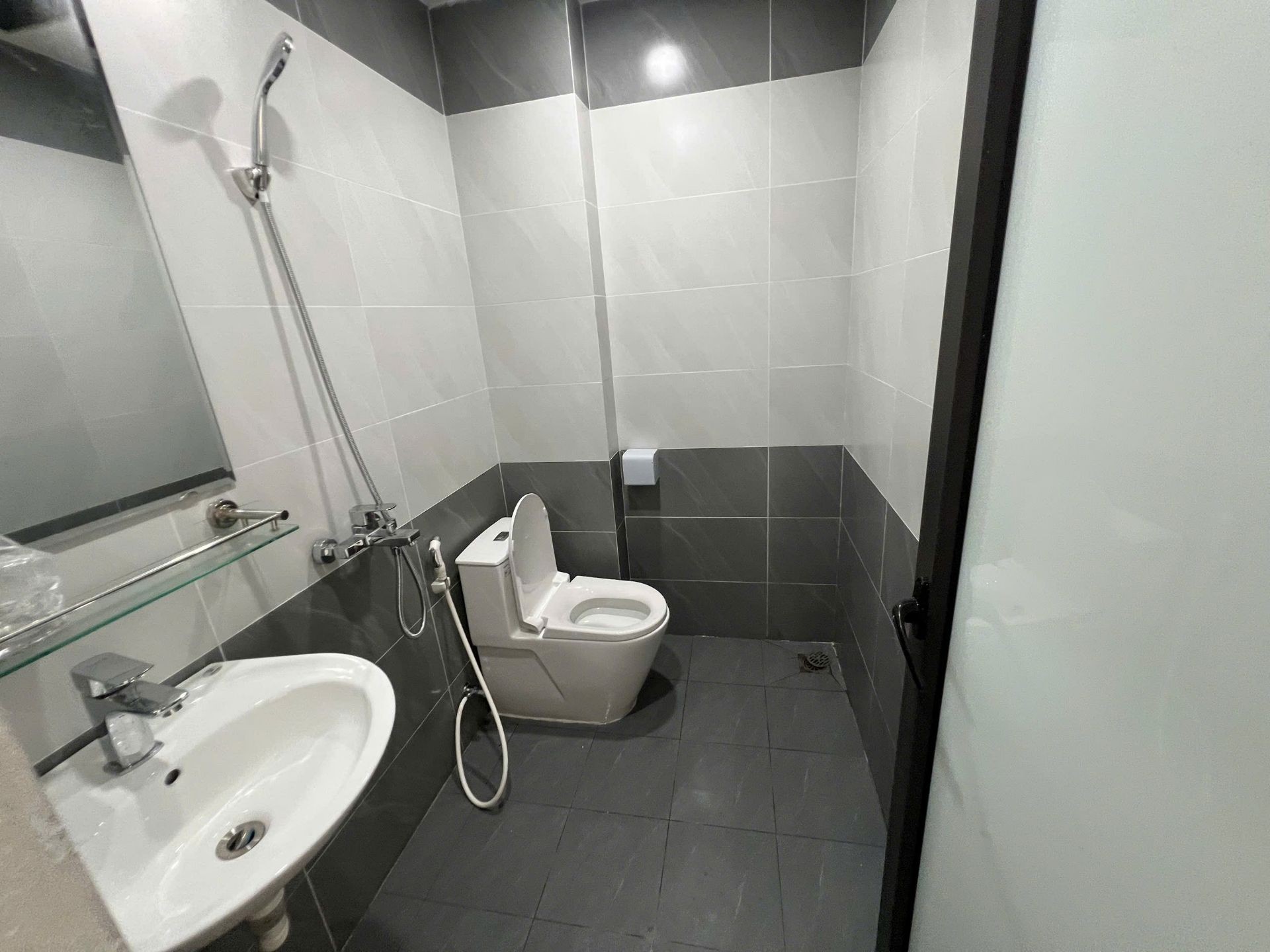 Bán nhà Nguyễn Chính - diện tích 65m2 6 tầng - Ô tô nhỏ đỗ cửa - giá 15,9 tỷ