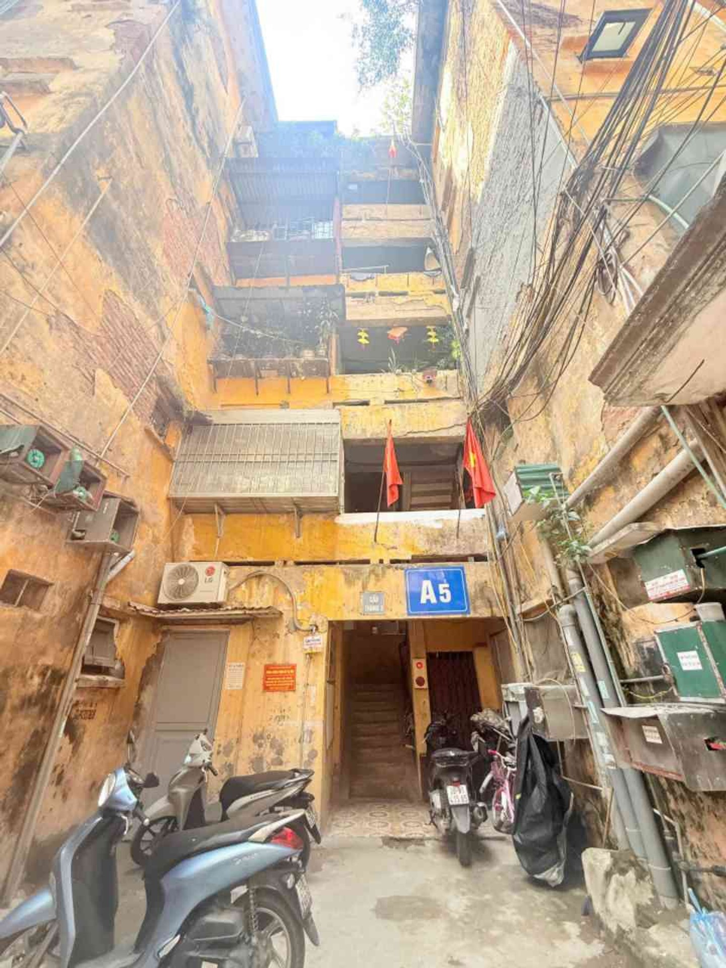 Bán nhà Đại La - diện tích 120m2 2 tầng - Ô tô đỗ chân cầu thang - giá 8 tỷ