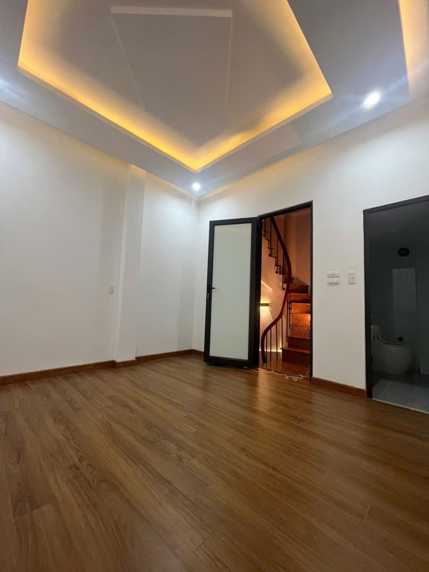 Bán nhà Hoàng Mai - diện tích 35m2 6 tầng - Ngõ siêu nông, ô tô tránh - giá 7,8 tỷ