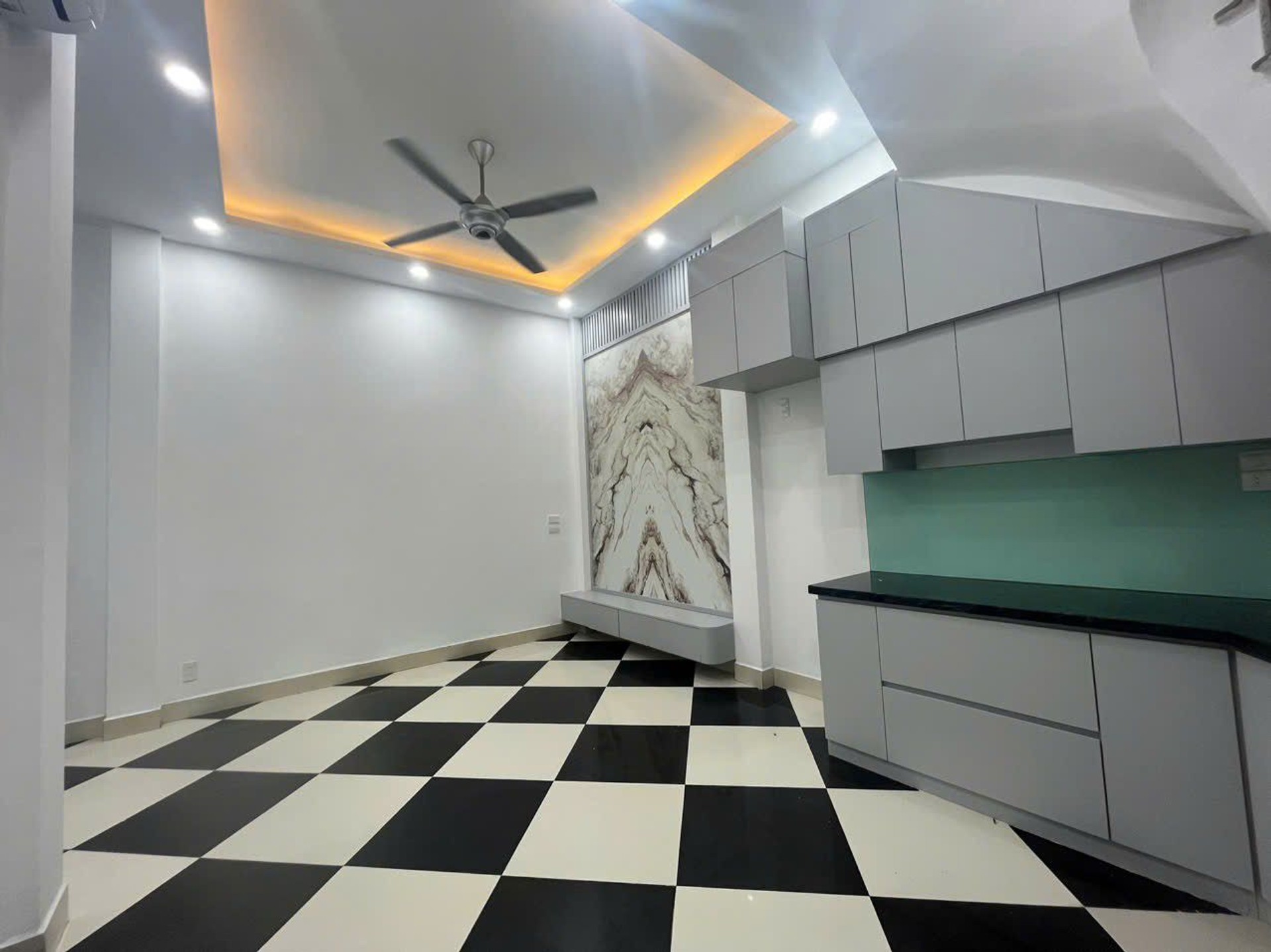 Bán nhà Hoàng Mai - diện tích 35m2 6 tầng - Ngõ siêu nông, ô tô tránh - giá 7,8 tỷ