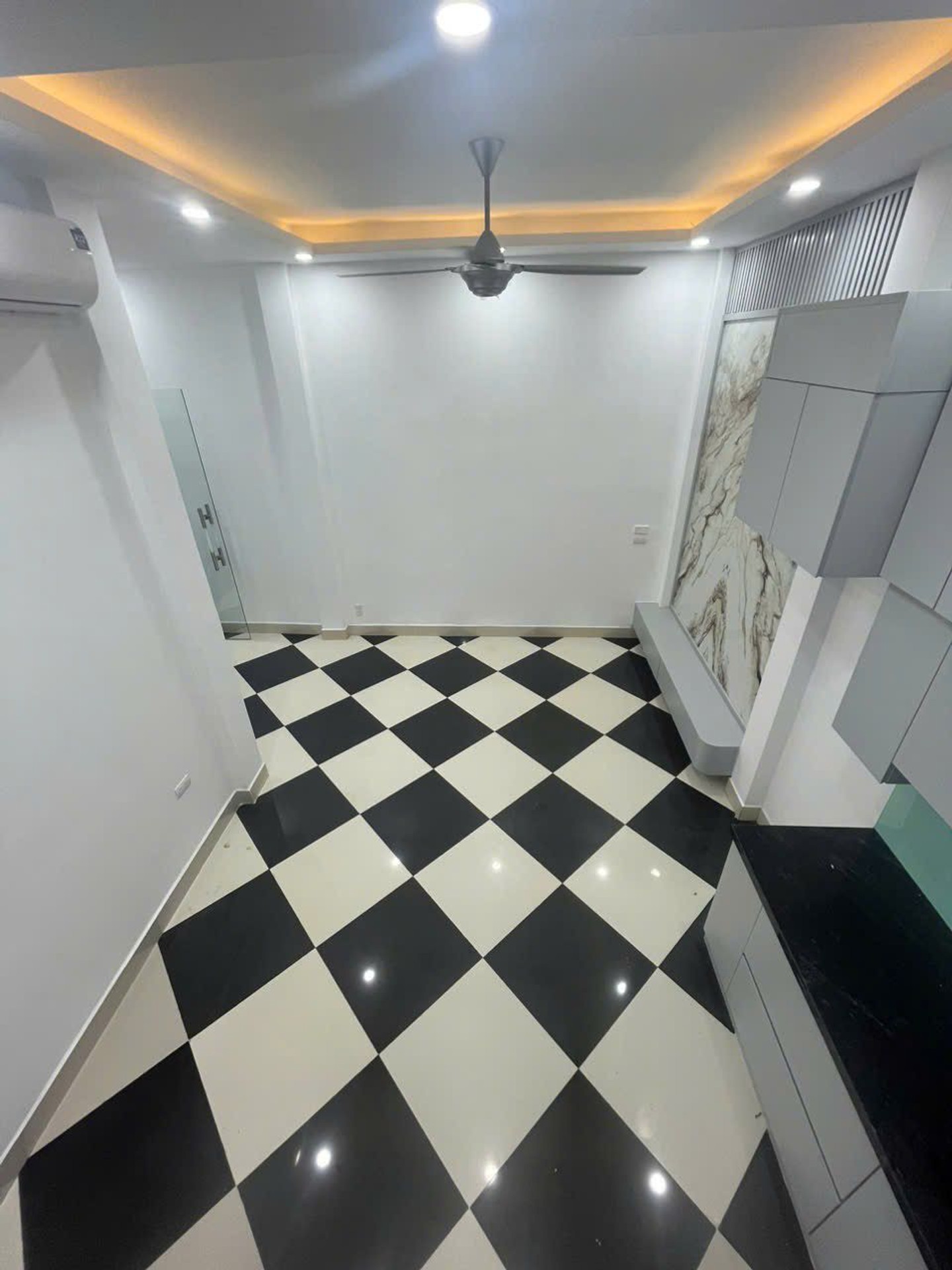 Bán nhà Hoàng Mai - diện tích 35m2 6 tầng - Ngõ siêu nông, ô tô tránh - giá 7,8 tỷ