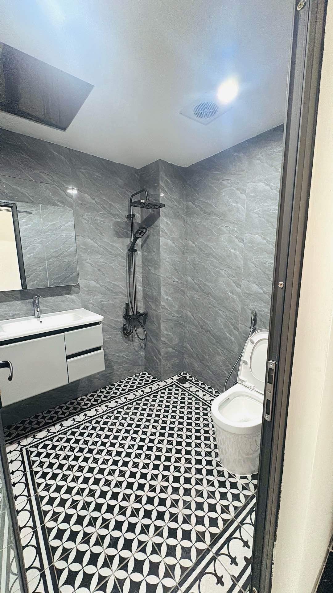 Bán nhà Kim Giang - diện tích 35m2 7 tầng - Ô tô tránh kinh doanh - giá 15,9 tỷ