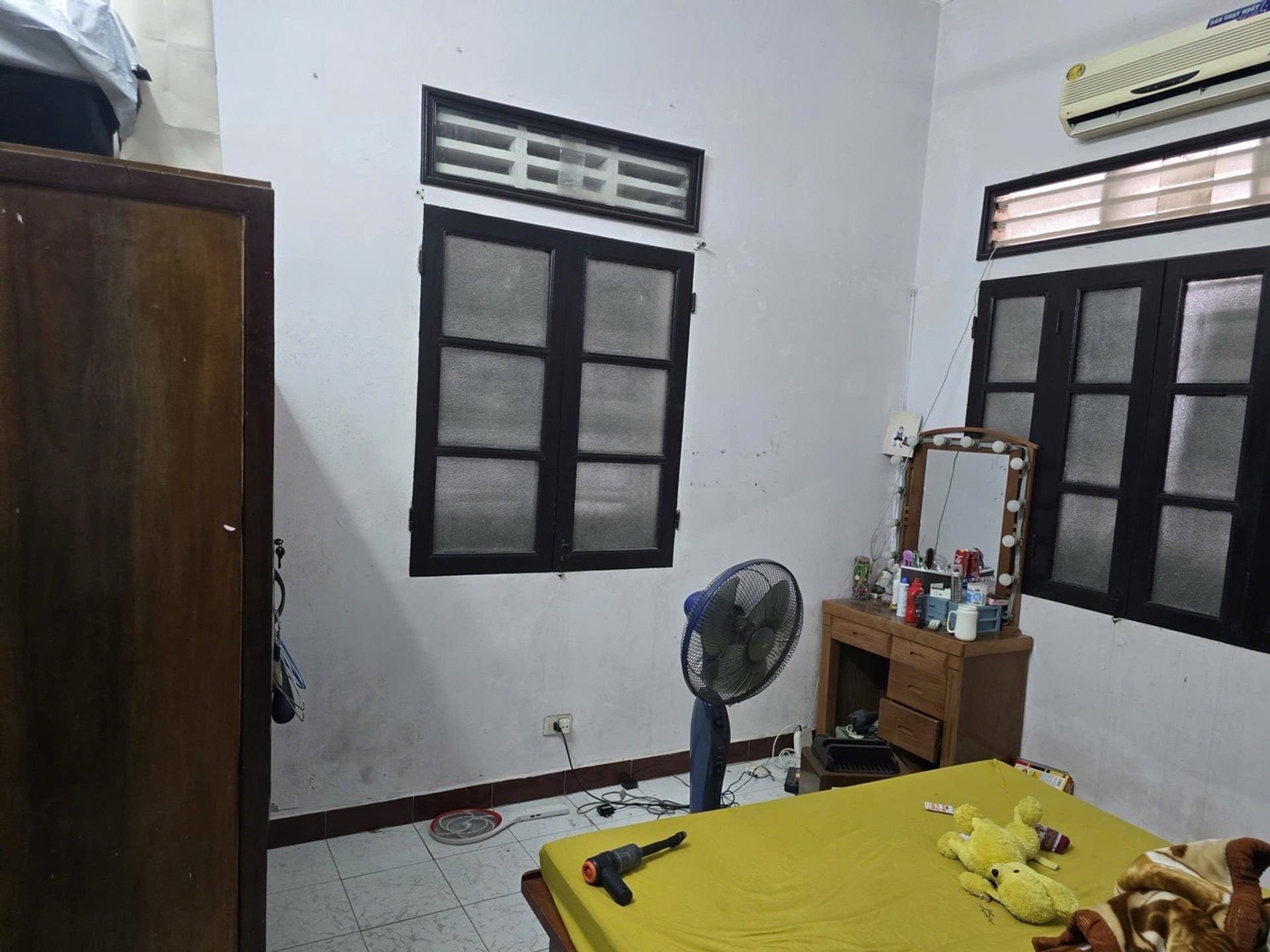 Bán nhà Hoàng Mai - diện tích 104m2 3.5 tầng - Nhà dân xây chắc chắn, 2 mặt thoáng - giá 23,7 tỷ