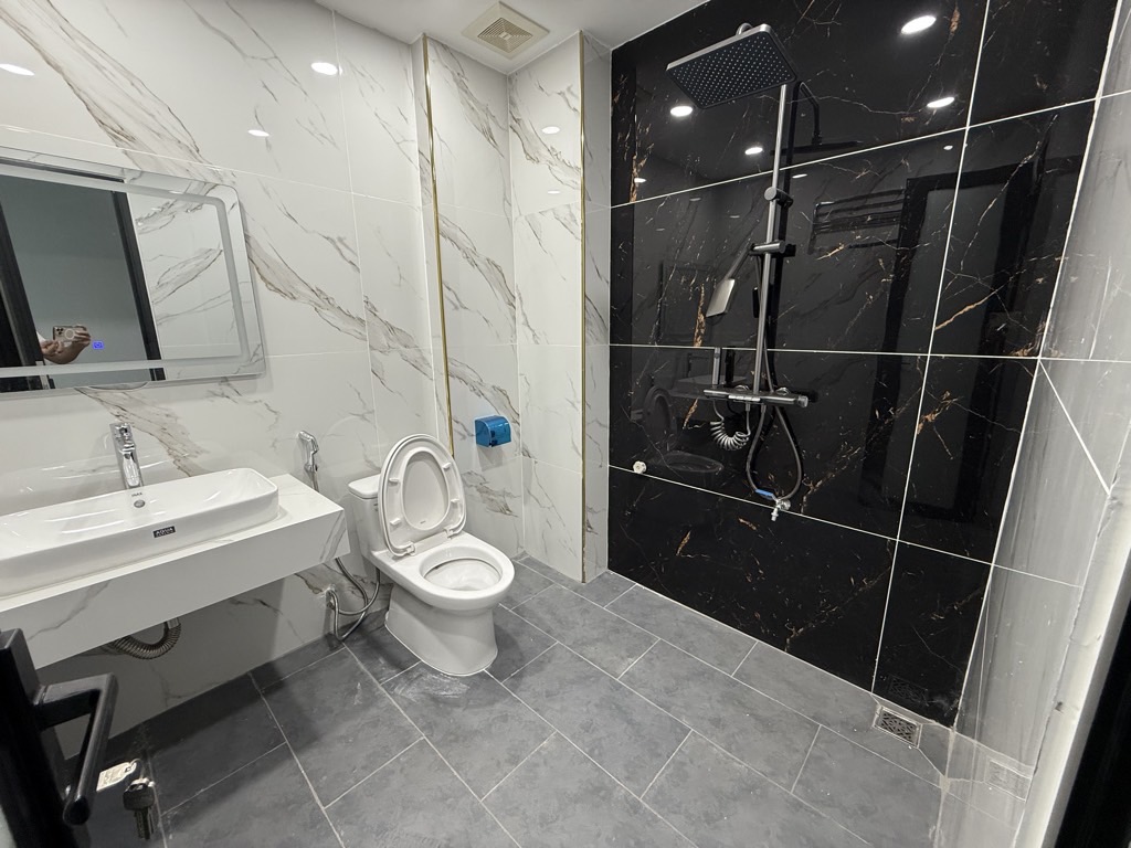 Bán nhà Tân Mai - diện tích 75m2 7 tầng - Ô TÔ TRÁNH - giá 26 tỷ