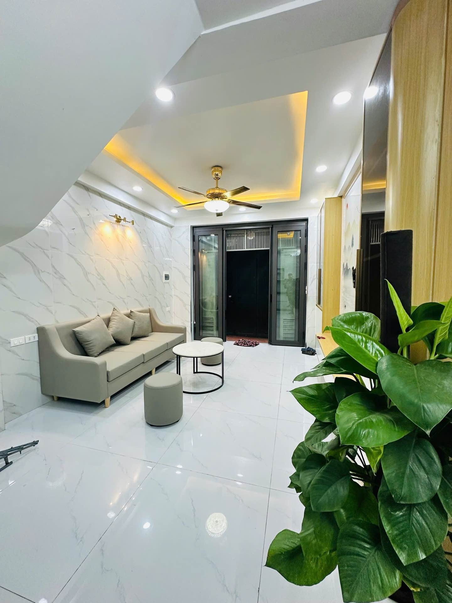 Bán nhà Định Công Thượng - diện tích 30m2 5 tầng - Nhà riêng đẹp, chủ tặng full nội thất - giá 7,45 tỷ